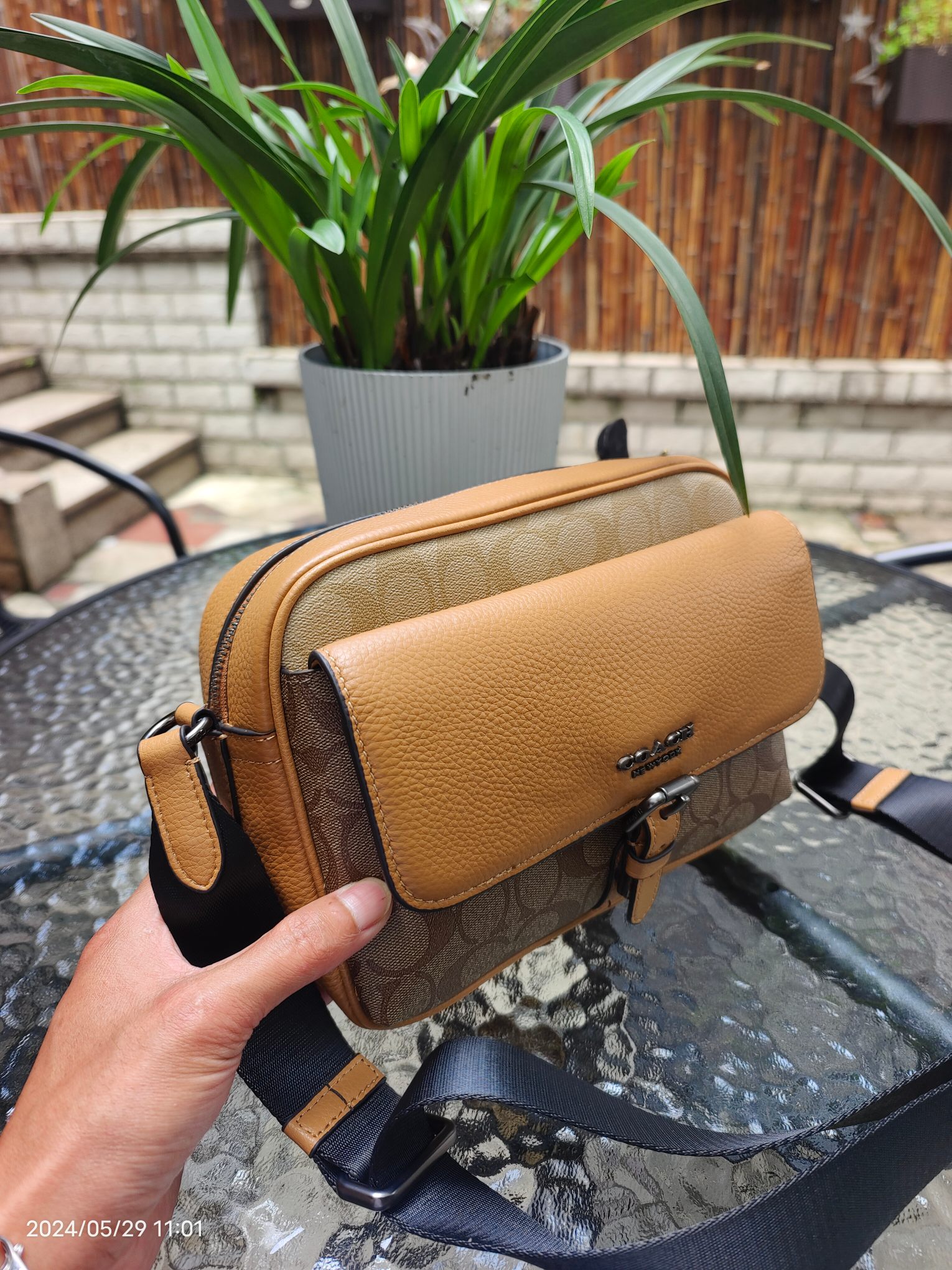 Coach CR339头层皮 Coach Hudson 系列 奶茶色配卡其 男士斜挎包 简洁包身
