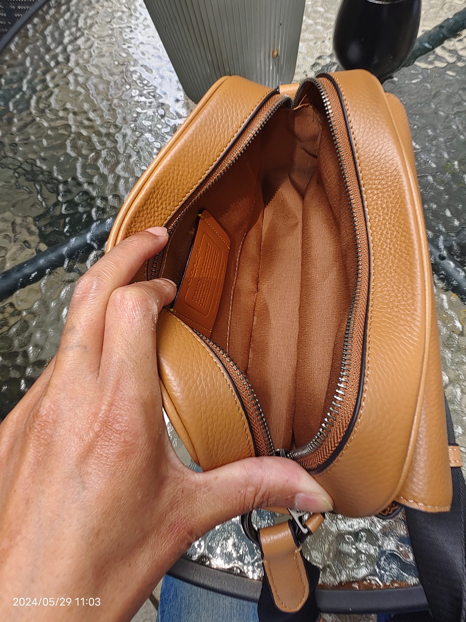 Coach CR339头层皮 Coach Hudson 系列 奶茶色配卡其 男士斜挎包 简洁包身