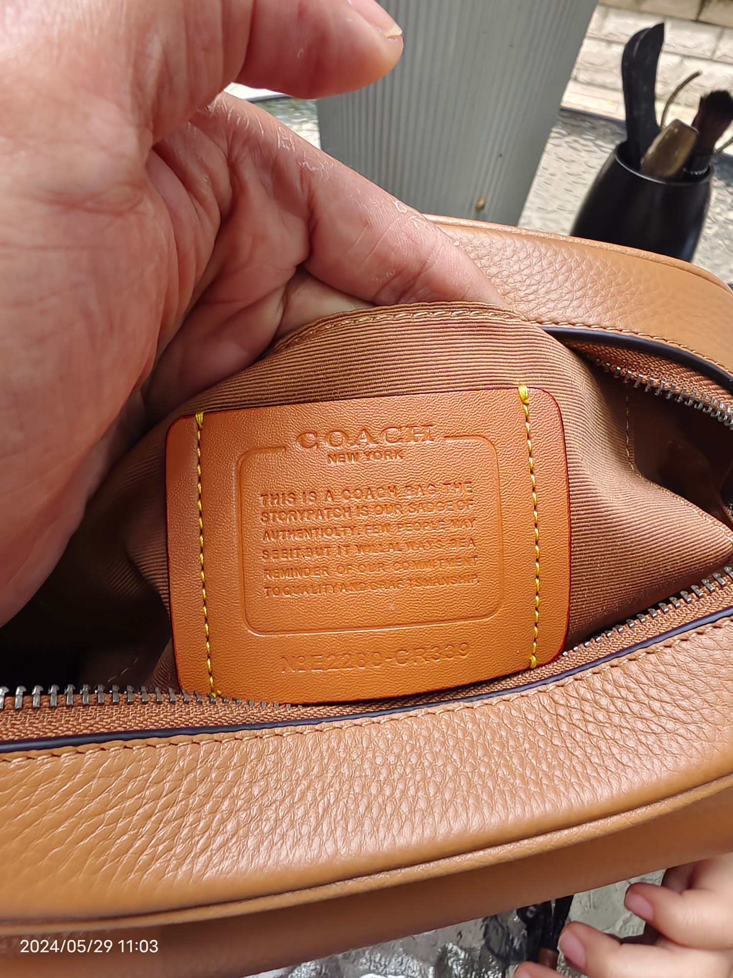 Coach CR339头层皮 Coach Hudson 系列 奶茶色配卡其 男士斜挎包 简洁包身