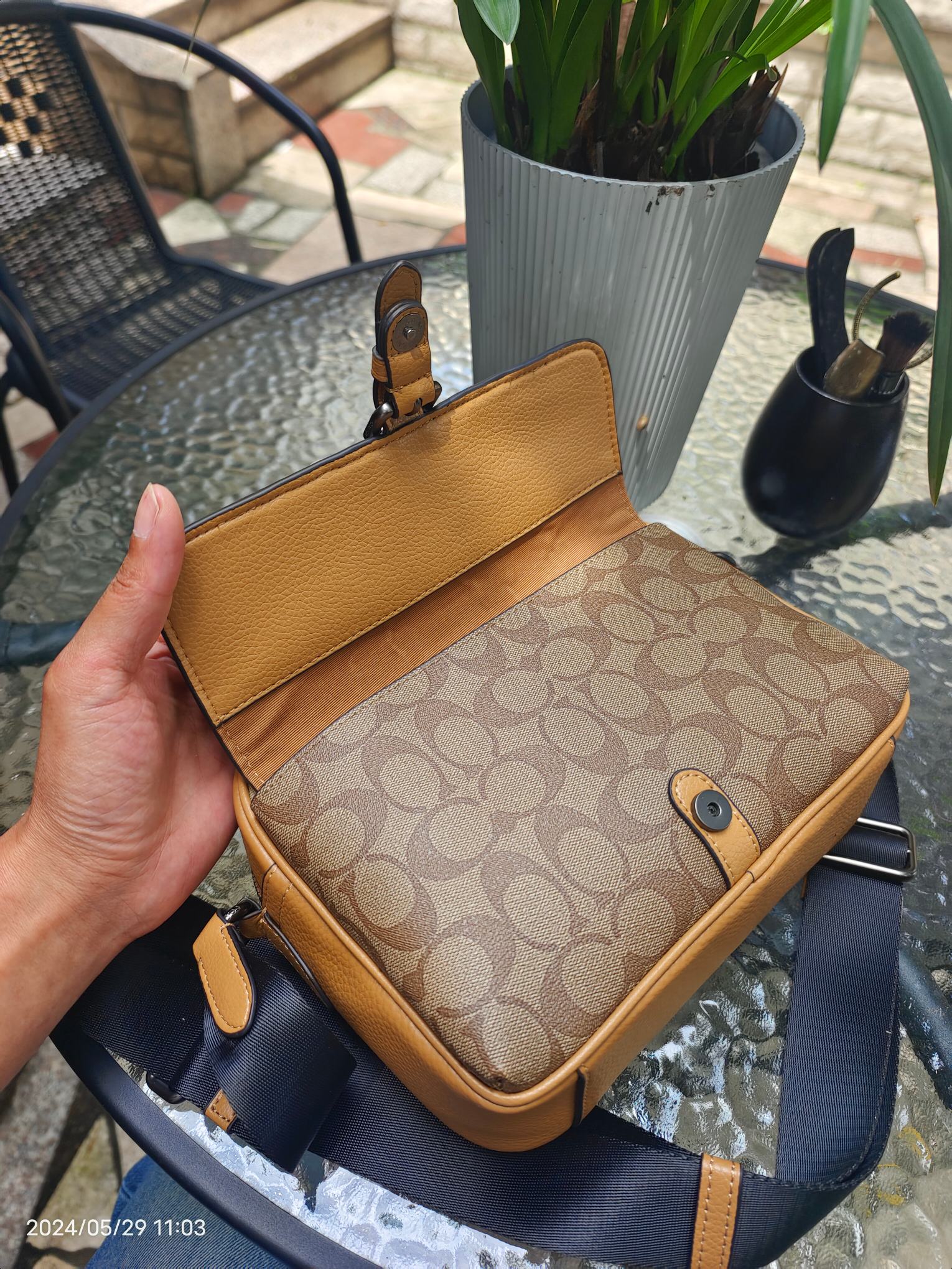 Coach CR339头层皮 Coach Hudson 系列 奶茶色配卡其 男士斜挎包 简洁包身