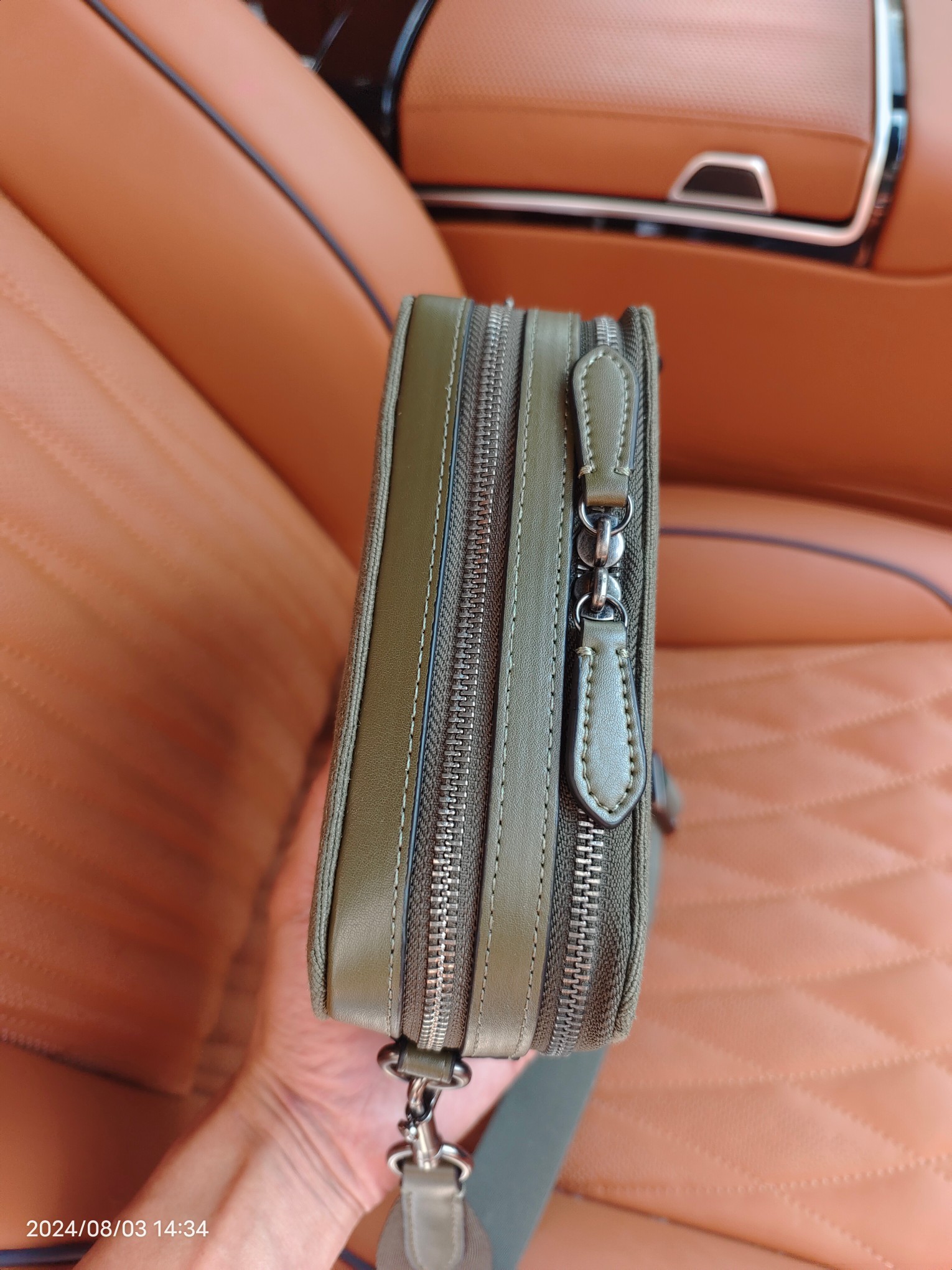 Coach CU206/Charter系列最新款男士斜跨包相机包军绿色 浅蓝色 标志提花织物和牛皮革6个信用卡槽内置多功能袋