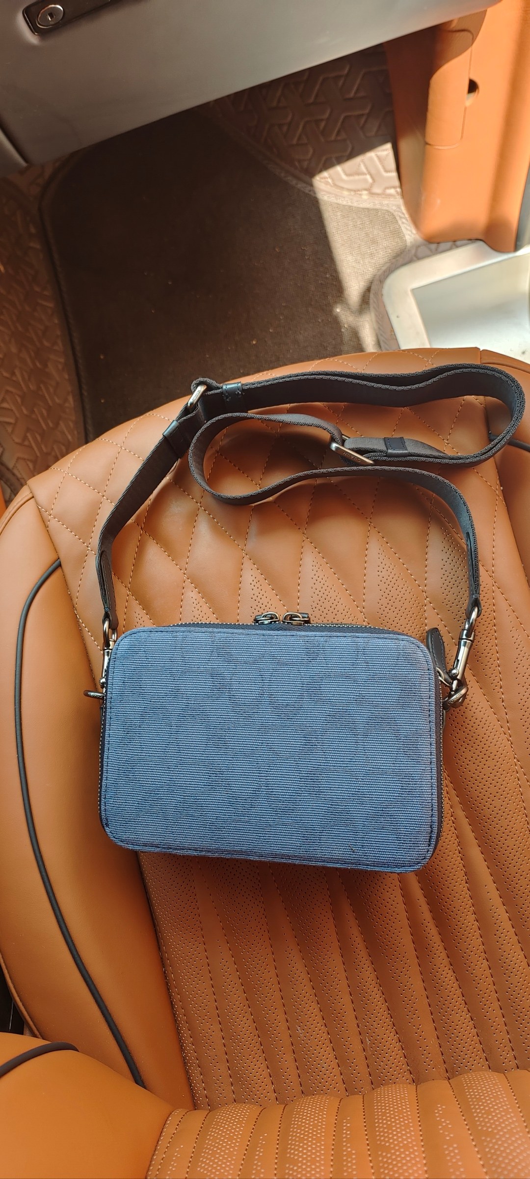 Coach CU206/Charter系列最新款男士斜跨包相机包军绿色 浅蓝色 标志提花织物和牛皮革6个信用卡槽内置多功能袋