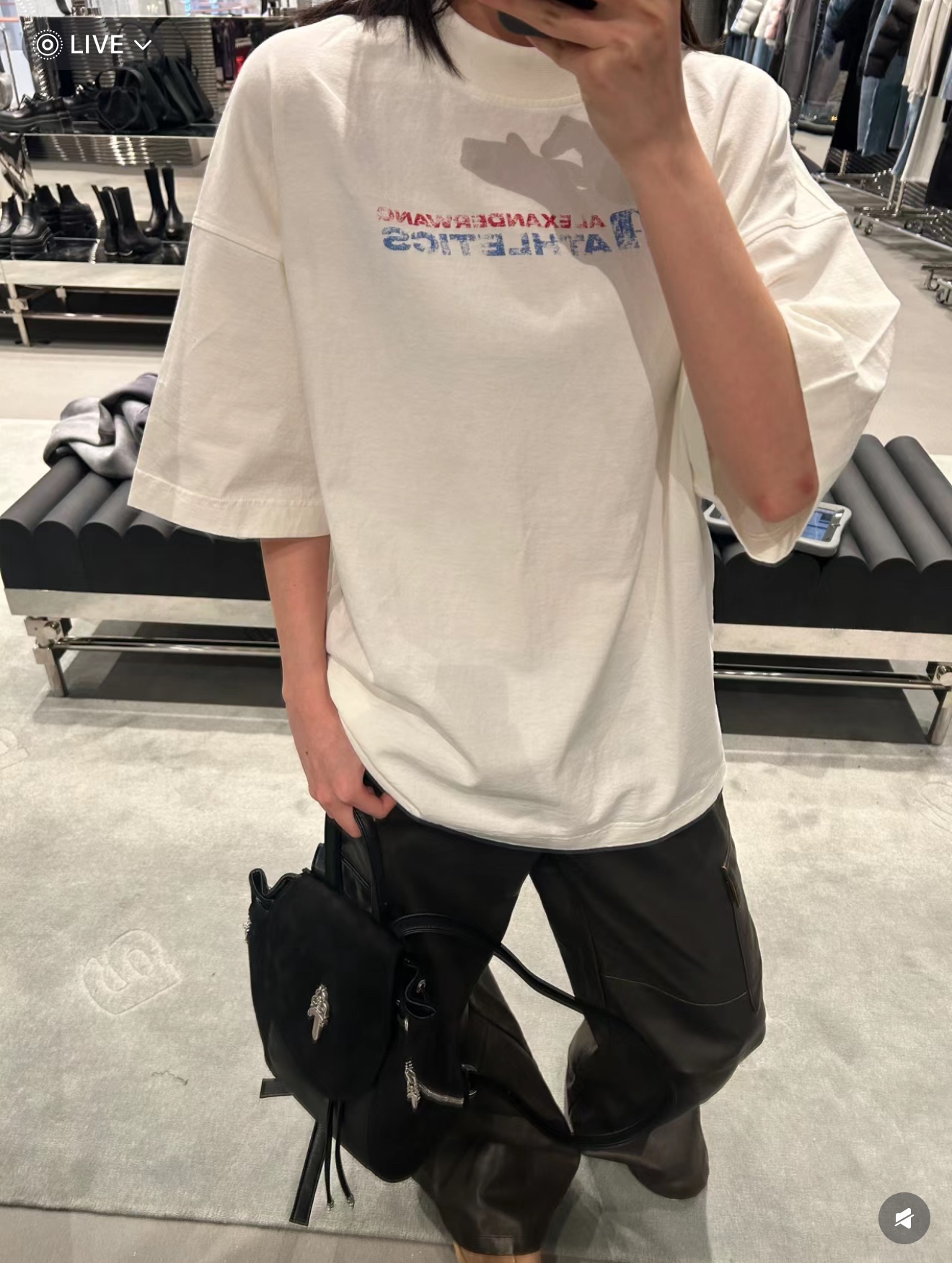 。AW大王 25SS模糊字母短袖 XS-L
面料采用230克双纱全棉面料 搭配十字拉架罗纹 根据原版开发