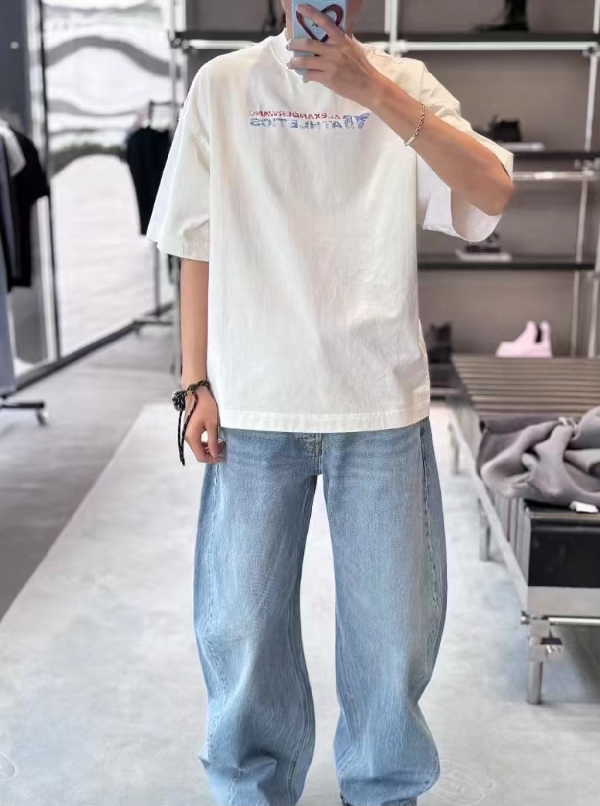 。AW大王 25SS模糊字母短袖 XS-L
面料采用230克双纱全棉面料 搭配十字拉架罗纹 根据原版开发