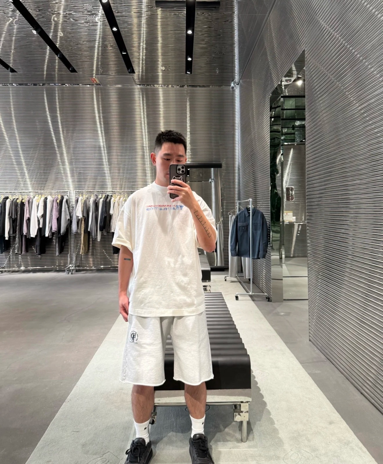 。AW大王 25SS模糊字母短袖 XS-L
面料采用230克双纱全棉面料 搭配十字拉架罗纹 根据原版开发