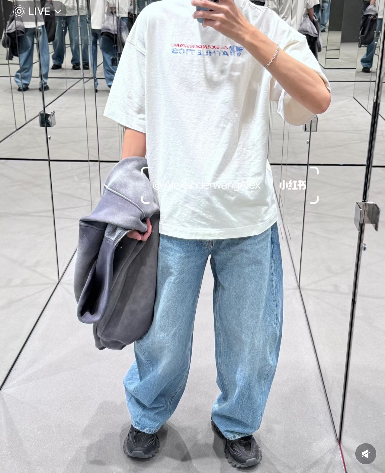 。AW大王 25SS模糊字母短袖 XS-L
面料采用230克双纱全棉面料 搭配十字拉架罗纹 根据原版开发