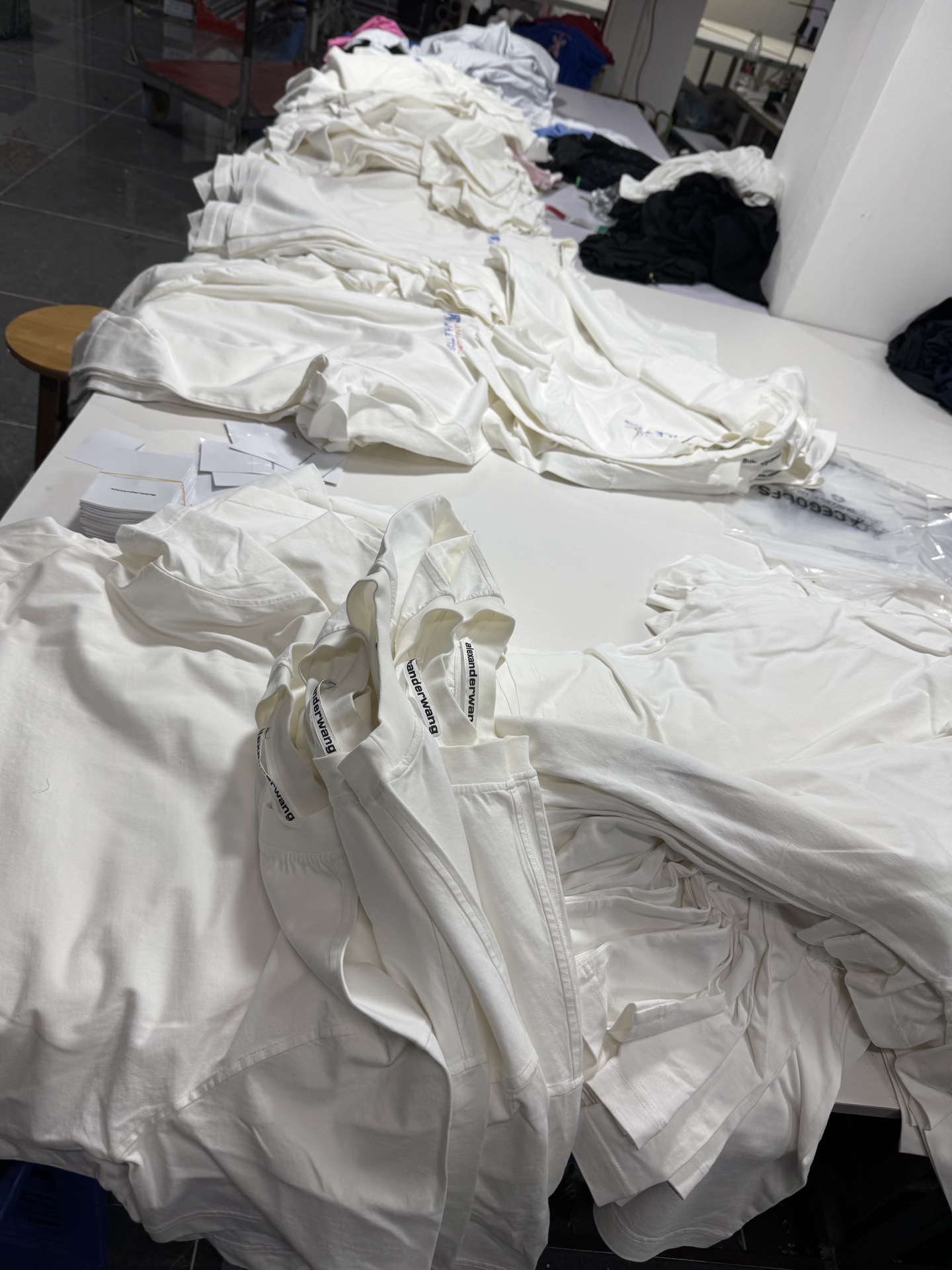 。AW大王 25SS模糊字母短袖 XS-L
面料采用230克双纱全棉面料 搭配十字拉架罗纹 根据原版开发