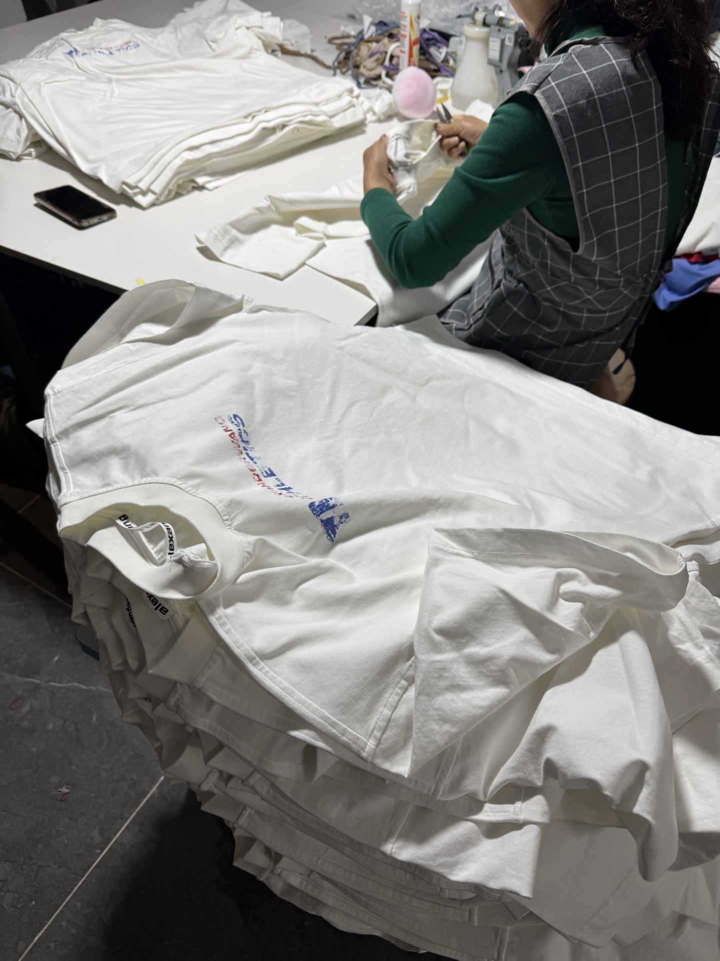 。AW大王 25SS模糊字母短袖 XS-L
面料采用230克双纱全棉面料 搭配十字拉架罗纹 根据原版开发