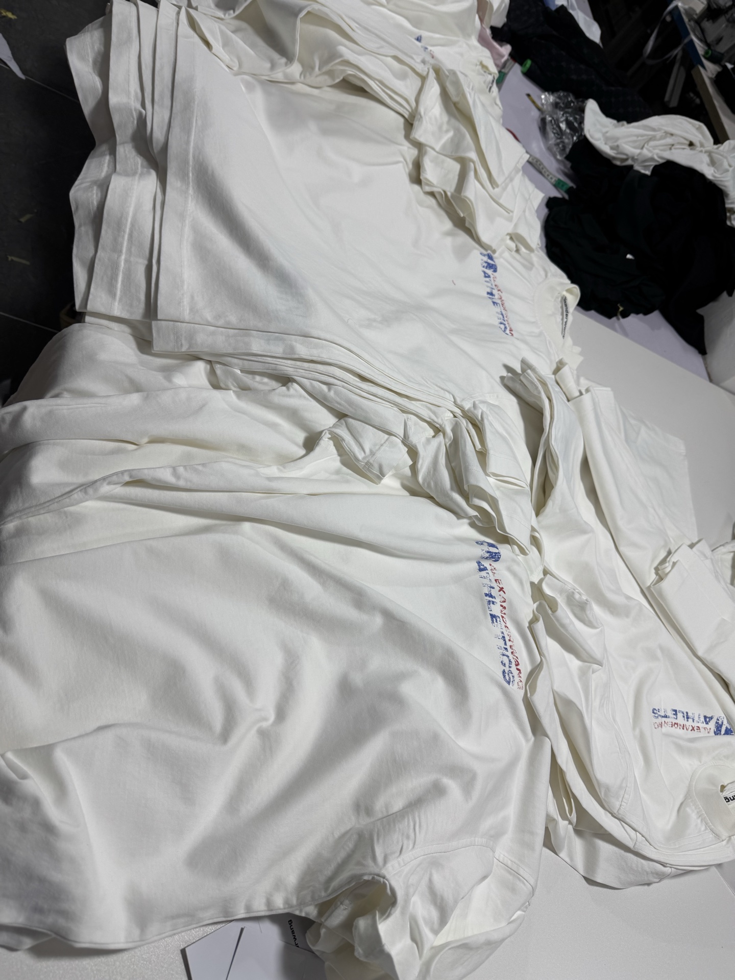 。AW大王 25SS模糊字母短袖 XS-L
面料采用230克双纱全棉面料 搭配十字拉架罗纹 根据原版开发