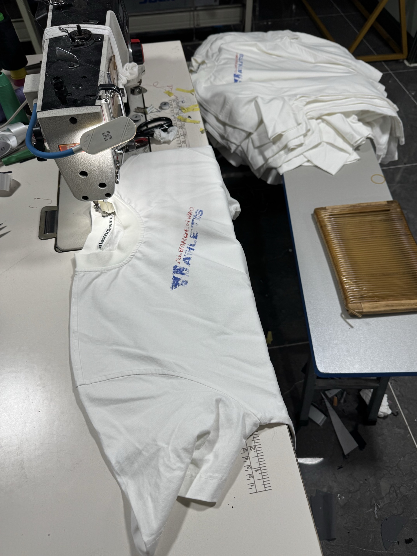 。AW大王 25SS模糊字母短袖 XS-L
面料采用230克双纱全棉面料 搭配十字拉架罗纹 根据原版开发