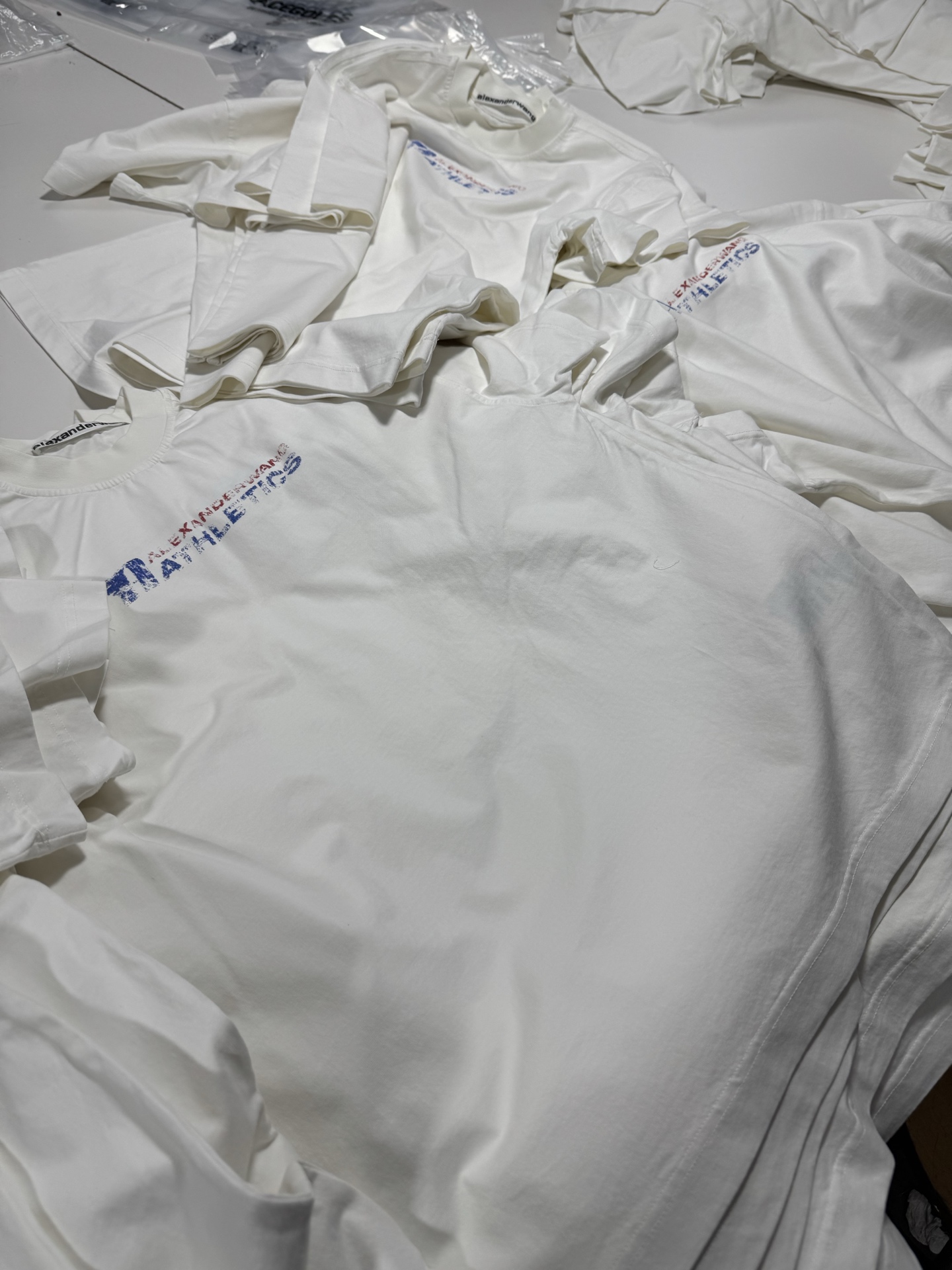 。AW大王 25SS模糊字母短袖 XS-L
面料采用230克双纱全棉面料 搭配十字拉架罗纹 根据原版开发