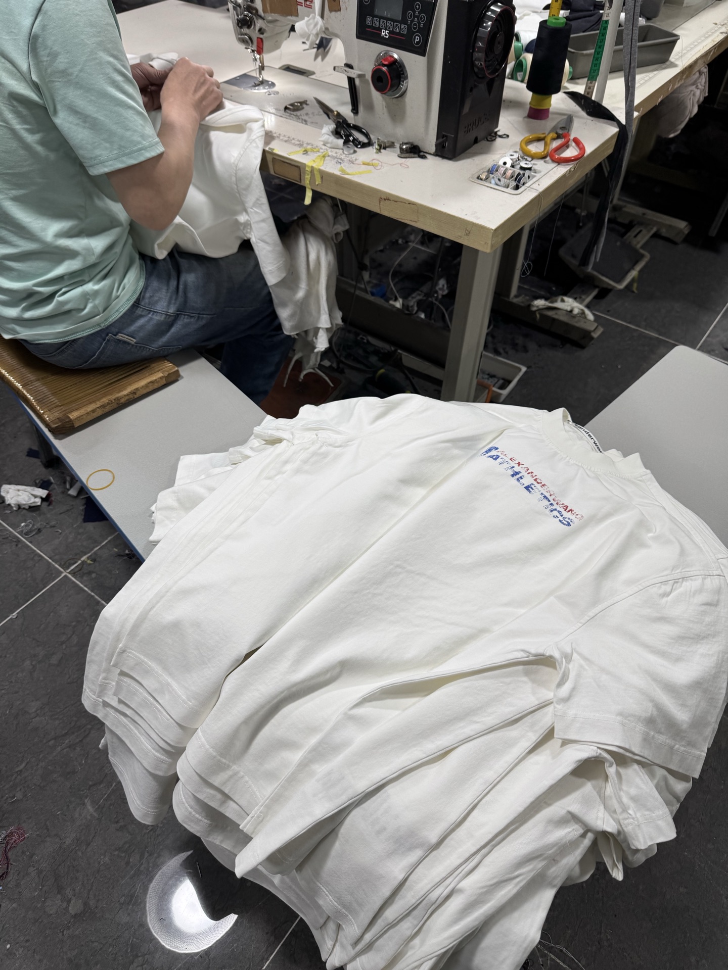 。AW大王 25SS模糊字母短袖 XS-L
面料采用230克双纱全棉面料 搭配十字拉架罗纹 根据原版开发