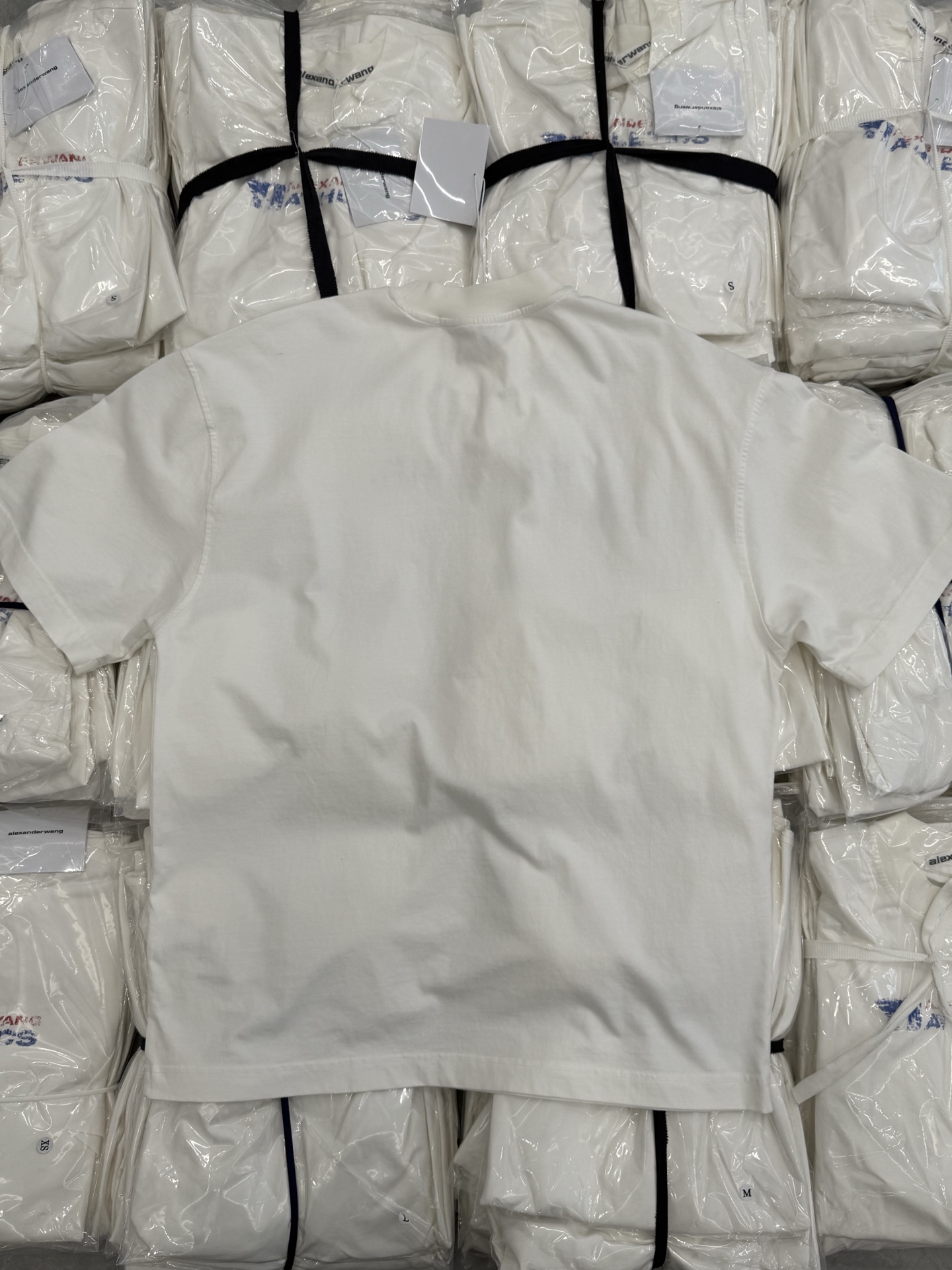 。AW大王 25SS模糊字母短袖 XS-L
面料采用230克双纱全棉面料 搭配十字拉架罗纹 根据原版开发