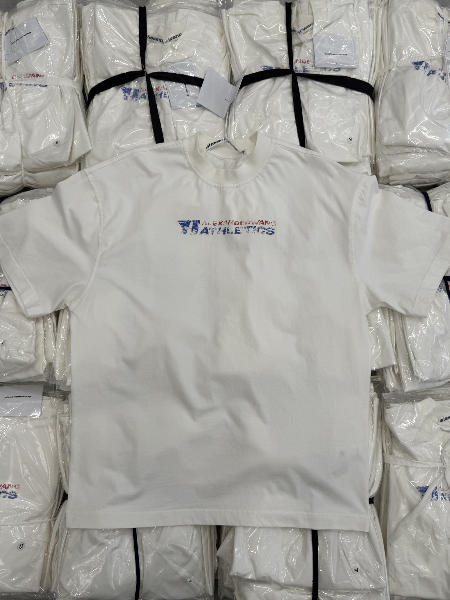 。AW大王 25SS模糊字母短袖 XS-L
面料采用230克双纱全棉面料 搭配十字拉架罗纹 根据原版开发