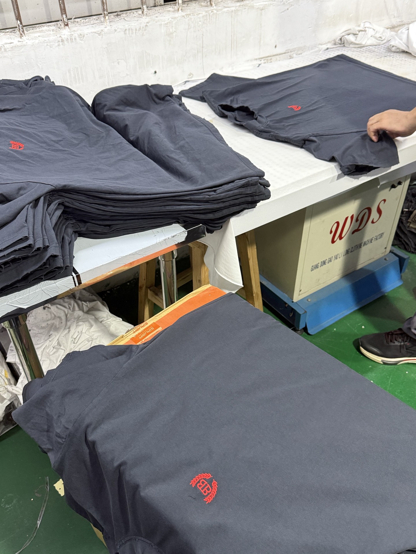 NO:161379,.BLCG25SS wheat ear embroidery short-sleeved S-L fabric is made of 230 grams pure cotton jersey fabric with 32S double yarn pull-up thread 350g fine cotton fabric usually has good moisture absorption, breathability, warmth and wear resistance, and is also soft and smooth. The embroidery is made of imported Bellyda embroidery machine and is more processed and dense. The fabric is washed and made of washing and aging technology. The upper body is softer and more comfortable. Shoulder sleeve hem. Hand-made custom grinding process. Every step requires the master to wear it purely by hand and wear it for time and effort. Exclusively provided, T-shirt, alexander wang19860909.BLCG25SS麦穗刺绣短袖S-L 面料采用230克纯棉平纹布搭配32S双纱拉架螺纹350g精棉面料通常具有较好的吸湿性透气性保暖性和耐磨性同时也比较柔软和光滑 刺绣采用进口百灵达绣花机刺绣更加工整及密度高 面料经过成衣洗水做旧工艺上身更加柔软舒适肩部袖子下摆手工定制磨破工艺每一步都需要老师傅纯手工磨破费时费力 独家专供,,T-shirt,alexander wang,Men's clothing