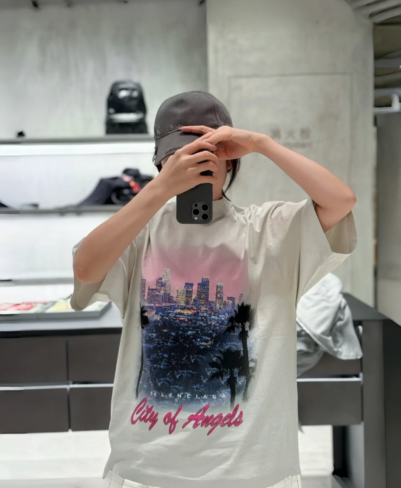 NO:457205,.BLCG 25SS Los Angeles Limited Night View Short Sleeve S-L Fabric is made of 230g pure cotton jersey fabric and 32S double yarn zipper thread 350g fine cotton fabric usually has good moisture absorption, breathability, warmth and wear resistance, and is also soft and smooth. Printing adopts imported digital direct injection process. The pink part is hand-painted more natural. The fabric is washed with washing and sand and made into old fashion. The upper body is softer and more comfortable. The whole body is hand-worn. Each step requires the master to wear it bit by bit. It is time-consuming and labor-intensive. Exclusively provided, T-shirt, alexander wang19860909.BLCG 25SS洛杉矶限定夜景短袖 S-L 面料采用230g纯棉平纹布 搭配32S双纱拉链螺纹350g 精棉面料通常具有较好的吸湿性 透气性 保暖性和耐磨性 同时也比较柔软和光滑 印花采用进口数码直喷工艺 粉色部分采用手绘更加自然 面料经过成衣洗水炒砂做旧工艺 上身更加柔软舒适 全身手工磨破工艺 每一步都需要老师傅一点一点的磨破 费时费力 独家专供,,T-shirt,alexander wang,Men's clothing