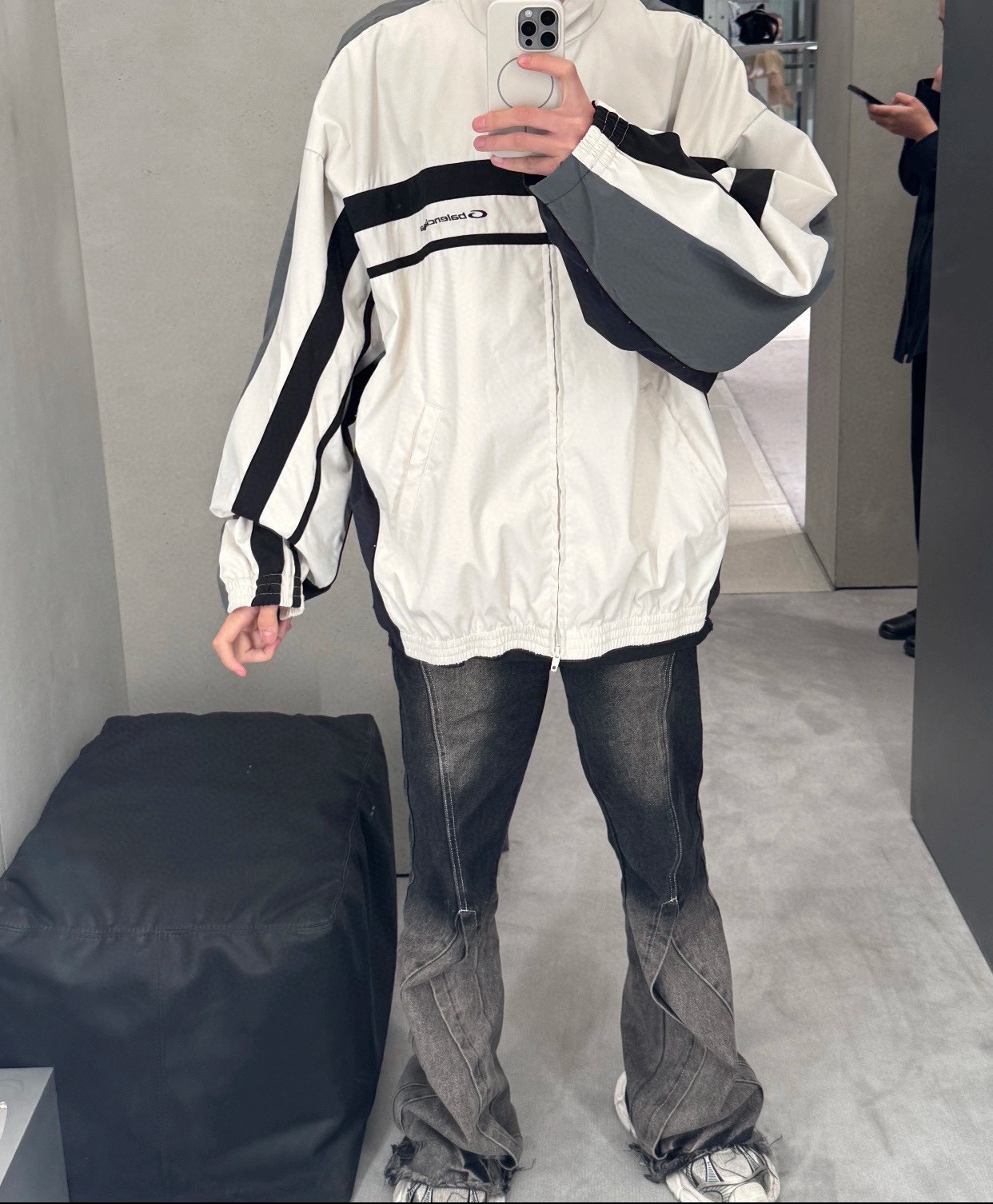 NO:528135,.BLCG 25FW contrasting splicing jacket 44-50 The fabric uses high-quality PET sliced ​​polyester fiber as spinning material to ensure its stable chemical and physical properties Use high-speed spinning process Use PET slices to make POY (pre-oriented wire) or FDY (full stretch wire) through steps such as melting, filtering, spinneret extrusion, etc. These filament products have high breaking strength, high elastic modulus, excellent heat setting, good rebound performance and heat resistance, light resistance, corrosion resistance, easy to wash and fast drying, etc. Facial embroidery uses high density cotton thread Imported Ballingda embroidery logo Splicing design and tailoring requires manual change of the same color thread, complex workmanship, slow aging, classic washing and old-fashioning process, carefully polished, unique whitening effect, showing a retro charm precipitated by time  This process is processed through a specific washing method, Jackets & coats, Jackets & coats, Alexander wang19860909.BLCG 25FW撞色拼接夹克外套 44-50 面料采用高品质的PET切片聚酯纤维作为纺丝原料 确保其具有稳定的化学和物理性能 采用高速纺丝工艺 将PET切片通过熔融 过滤 喷丝板挤出等步骤制成POY（预取向丝）或FDY（全拉伸丝）这些长丝产品具有高断裂强度 高弹性模量 优异的热定型性 良好的回弹性能以及耐热 耐光 耐腐蚀和易洗快干等特点 面部刺绣采用高密度棉线 进口百灵达绣花logo 拼接设计剪裁 需人工不断换同色线缝纫 做工复杂 时效慢 采用经典的水洗做旧工艺 经过精心打磨 呈现出独特的磨白效果 展现出历经时光沉淀的复古韵味 这种工艺通过特定的洗水方式处理,,jackets & coats,jackets & coats,alexander wang,Men's clothing