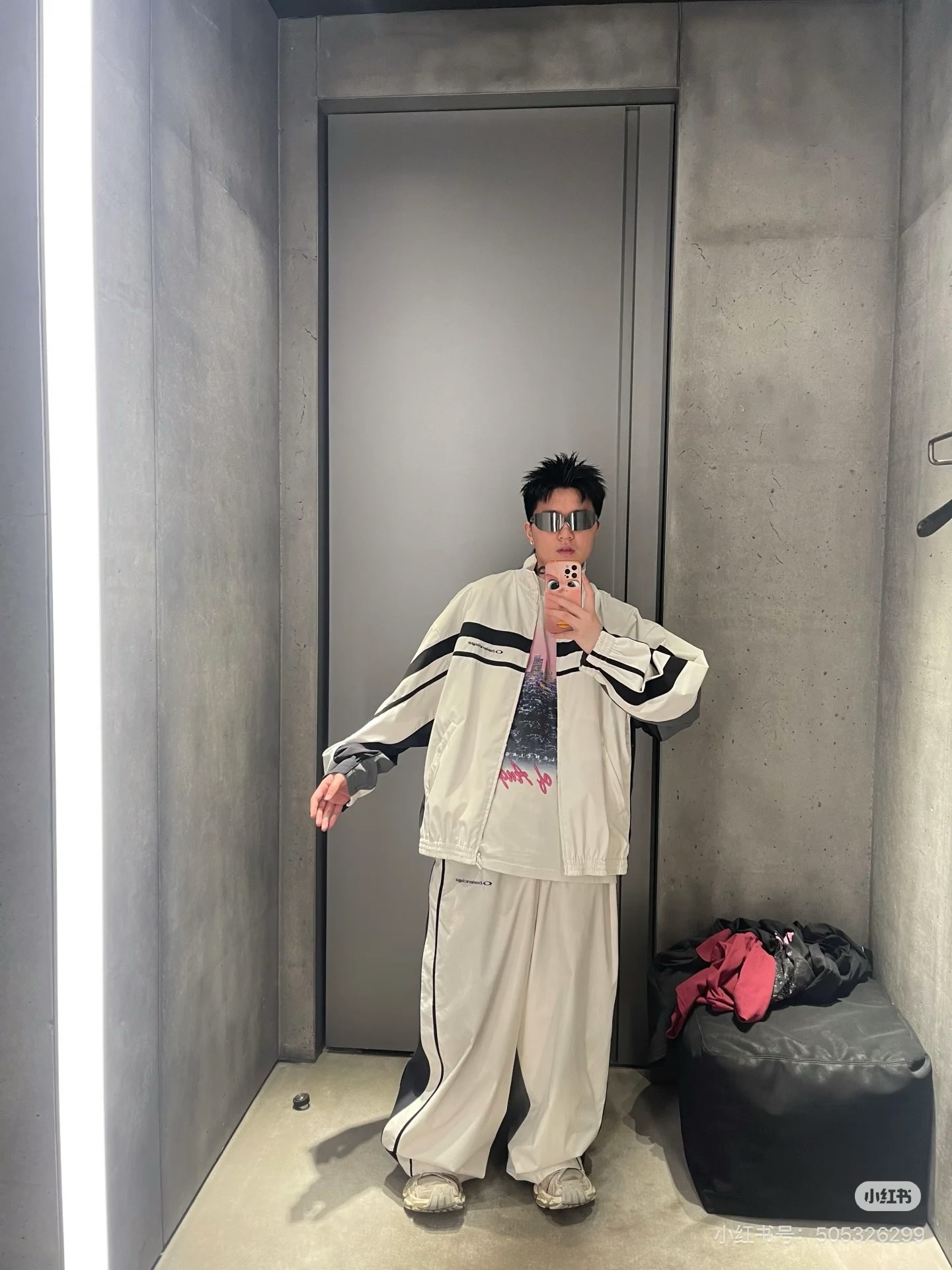 NO:528133,.BLCG 25FW contrasting splicing trousers 44-50 The fabric uses high-quality PET sliced ​​polyester fiber as spinning material to ensure stable chemical and physical properties Use high-speed spinning process Use PET slices to make POY (pre-oriented wire) or FDY (full stretch wire) through steps such as melting, filtering, spinneret extrusion, etc. These filament products have high breaking strength, high elastic modulus, excellent heat setting, good rebound performance and heat resistance, light resistance, corrosion resistance, easy to wash and fast drying, etc. Facial embroidery uses high density cotton thread Imported Ballingda embroidery logo Splicing design and tailoring requires manual change of the same color thread, complex workmanship, slow aging, classic washing and old-fashioning process, carefully polished, unique whitening effect, showing a retro charm precipitated by time  This process is treated by a specific washing method, alexander wang19860909.BLCG 25FW撞色拼接长裤 44-50 面料采用高品质的PET切片聚酯纤维作为纺丝原料 确保其具有稳定的化学和物理性能 采用高速纺丝工艺 将PET切片通过熔融 过滤 喷丝板挤出等步骤制成POY（预取向丝）或FDY（全拉伸丝）这些长丝产品具有高断裂强度 高弹性模量 优异的热定型性 良好的回弹性能以及耐热 耐光 耐腐蚀和易洗快干等特点 面部刺绣采用高密度棉线 进口百灵达绣花logo 拼接设计剪裁 需人工不断换同色线缝纫 做工复杂 时效慢 采用经典的水洗做旧工艺 经过精心打磨 呈现出独特的磨白效果 展现出历经时光沉淀的复古韵味 这种工艺通过特定的洗水方式处理,,alexander wang,Men's clothing