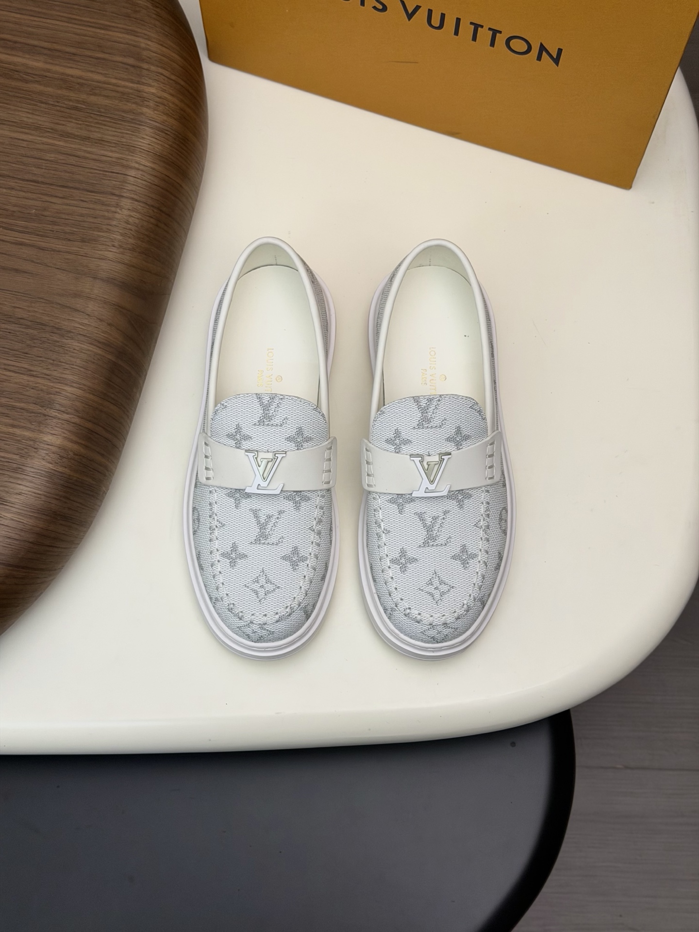 NO:779629,[Louis Vuitton] Louis Vuitton - high-end quality original casual sports sneakers - upper Nappa calfskin, brand totem PVC leather, shoe leather. Hand-stitched mark thread, brand metal fastener cross-arm decoration - water-dyed cowhide lining - ultra-light TPU foam outsole; molded outsole - ultra-high quality control, fine workmanship highlighted (high-end, luxury, grade) -Size  38-44 (45, can be customized)·,,louis vuitton,louis vuitton,cowhide19860909【Louis Vuitton】路易威登 -高端品质 原单·休闲运动板鞋 -鞋面纳帕小牛皮、品牌图腾PVC皮料、鞋丹.手工串缝马克线、品牌金属扣件横担装饰 -内里水染牛皮 -大底超轻TPU发泡; 成型大底 -超高品控·做工精细凸显(高端·贵气·档次) -Size 38-44（45,可订做)·,,louis vuitton,louis vuitton,cowhide,Men's shoes