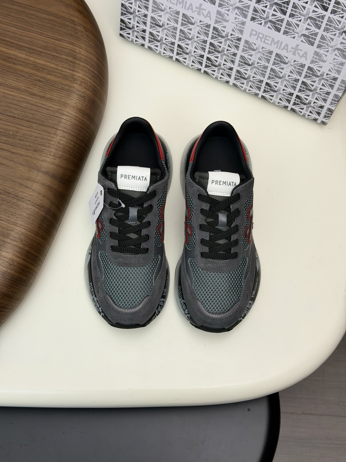 NO:779634,PREMIATA/Premiata Men's classic light luxury sports shoes and casual shoes Premiata As an Italian brand, the biggest highlight is its comfort. A diversified upper design of cow split leather + cow leather + fabric, with the iconic 'wood' leather logo on both sides, a horsehair leather zebra texture effect on the heel, and contrasting color elements. It has both texture and fashion sense, taking into account fashion sense and breathability, rich texture, innovative visual tension, and a unique scenery for travel wear. The sole is made of ultra-light  Made of EVA and wear-resistant rubber bottom layer, with soft sheepskin lining and logo cowhide feet, it feels as comfortable as walking on the clouds. It is very light to walk and will not tire your feet even if you wear it for a long time. It can be easily paired with jeans or casual pants, suitable for daily commuting and leisure occasions!  Comes with original box packaging!  Size 39-40-41-42-43-44 standard leather shoe size (38/45/46 can be customized and non-returnable),,sneakers,jeans,cowhide,sheepskin19860909PREMIATA/普瑞米亚达 男士经典轻奢运动鞋休闲鞋 Premiata 作为意大利品牌,最大的亮点是它的舒适度.牛剖层革+牛皮革+织物多元化鞋面设计,两侧饰标志性“木”字皮革标识,后跟马毛皮革斑马纹理效果,搭配撞色元素,既有质感又不失时尚感,兼顾时尚感与透气性,丰富肌理感,革新视觉张力,出行穿搭自成风景.鞋底采用超轻的 EVA和耐磨橡胶底层材质,配以柔软羊皮内里,徽标牛皮垫脚,舒适脚感,犹如漫步云端般惬意,走起路来非常轻便长时间穿着也不会累脚.能轻松搭配牛仔裤或休闲裤,适合日常通勤和休闲场合！配原盒包装！ 码数39-40-41-42-43-44 标准皮鞋码（38/45/46可定做不退换）,,sneakers,jeans,cowhide,sheepskin,Men's shoes