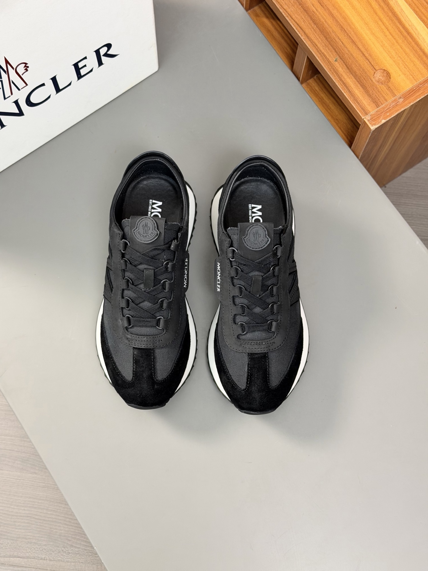 NO:781261,Moncler men's sports shoes, imported breathable mesh, neoprene, made of various materials, the upper is designed with shoelaces and rubber inserts, with the Moncler logo on the heel, and the outsole is made of TPU+rubber+high-elastic rubber foam. It has high elasticity and high wear resistance, improving comfort. Whether it is the upper or the color design, it is worth buying!  Size39-44 (38 45 customized),,Moncler,sneakers19860909Moncler蒙口 男鞋运动鞋,进口透气网面、氯丁橡胶 各种材质拼接打造,鞋面采用鞋带和橡胶嵌件设计,后跟Moncler标志,大底采用TPU+橡胶+高弹橡胶发泡组合成型,具有高弹性高耐磨性,提高舒适性,无论是鞋面还是颜色设计都值得入手！ Size39-44（38 45定做）,,Moncler,sneakers,Men's shoes
