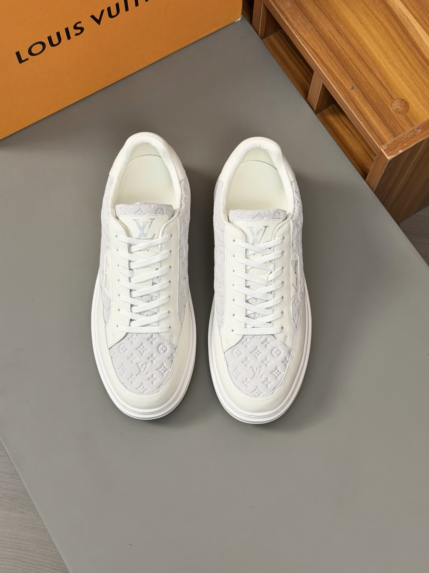 NO:781245,[Louis Vuitton] Louis Vuitton - high-end quality original casual sports sneakers - suede calfskin upper, hand-stitched mark thread, brand metal fastener cross-arm decoration - water-dyed cowhide inside - ultra-light TPR rubber outsole; molded outsole - ultra-high quality control, fine workmanship (high-end, luxury, grade) -Size 38-44 (45, can be customized),, louis vuitton, louis  vuitton,cowhide19860909【Louis Vuitton】路易威登 -高端品质 原单·休闲运动板鞋 -鞋面反绒小牛皮、手工串缝马克线、品牌金属扣件横担装饰 -内里水染牛皮 -大底超轻TPR·橡胶; 成型大底 -超高品控·做工精细凸显(高端·贵气·档次) -Size 38-44（45,可订做),,louis vuitton,louis vuitton,cowhide,Men's shoes