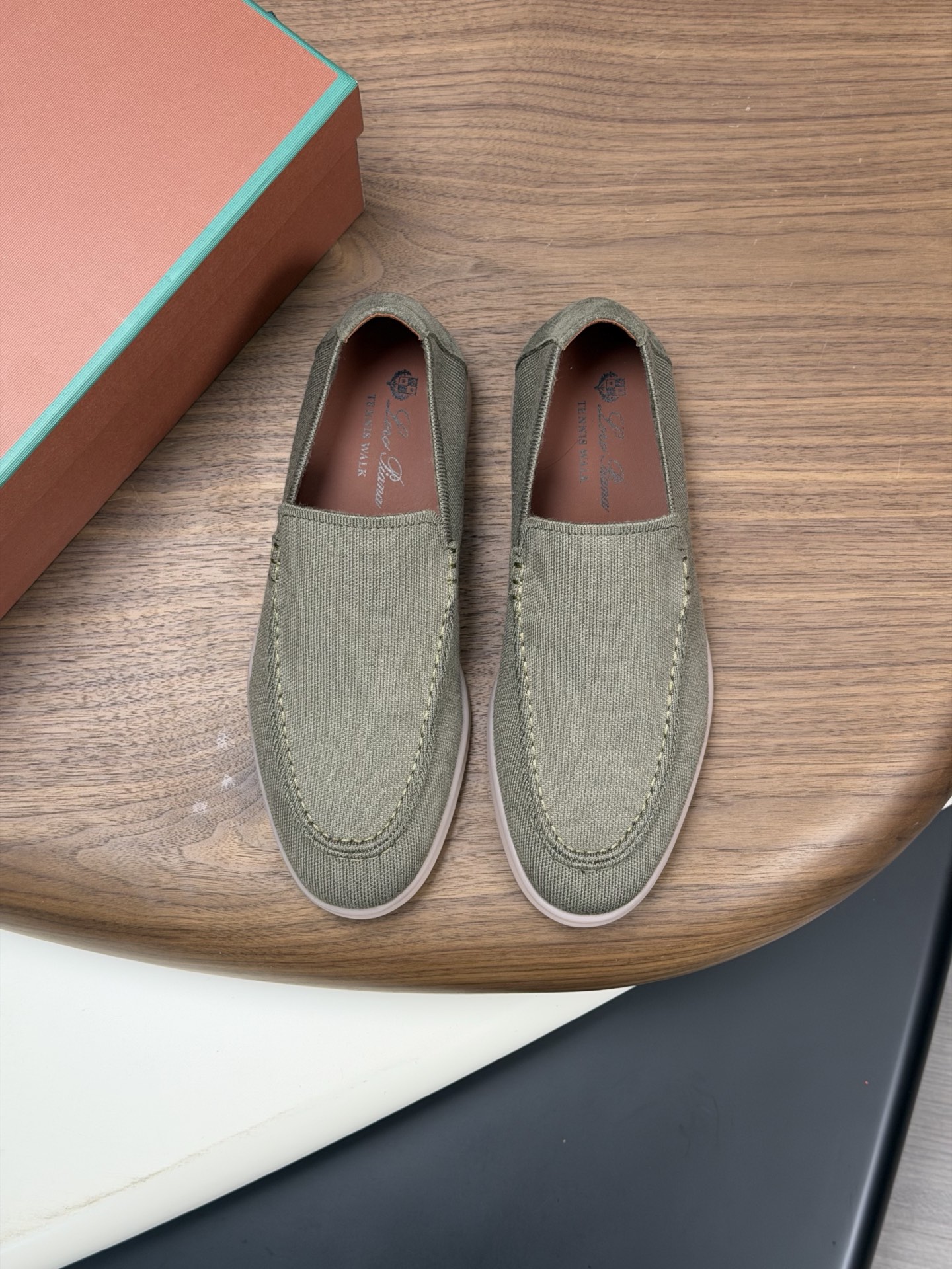 NO:781586,Batch Loro Piana/nuoyoupiana 360LP Flexy Walk men's sports shoes!  New arrivals in spring. The upper of this sneaker is made of Wish knitted wool with specialized craftsmanship. It is light and comfortable, and is very suitable for leisure and relaxation. The ribbed elastic band is decorated with suede cowhide buckle of the same color. Simple yet elegant, with logo webbing loop decoration on the rear. White outsole with Kummel color sole, printed with Loro piana acronym repeating pattern, delicate calf instep. Exquisite gift box packaging, equipped with gift box bag and cedar ball embellishment.  Multiple colors are available to easily meet different outfit needs!  Size 39-40-41-42-43-44 Leather shoe size (45.46 can be customized) Item number FAI1650,,loro piana,loro piana,sneakers,cowhide19860909批 Loro Piana/诺悠翩雅 360LP Flexy Walk 男士运动鞋 ！ 春季新款出货 这款运动鞋鞋面采用Wish针织羊毛以专门工艺制成,轻盈舒适,非常适合休闲放松时穿着.罗纹松紧带鞋口搭配同色反绒牛皮扣带装饰 简约不失优雅,后置logo织带环带装饰 白色鞋外底,配Kummel色鞋底,印有Loro piana首字母缩写重复图案,细腻小牛垫脚 精美礼盒包装,配有礼盒袋以及雪松球点缀 多色可选,轻松满足不同穿搭需求！ 尺码39-40-41-42-43-44皮鞋尺码（可定制45.46） 货号FAI1650,,loro piana,loro piana,sneakers,cowhide,Men's shoes