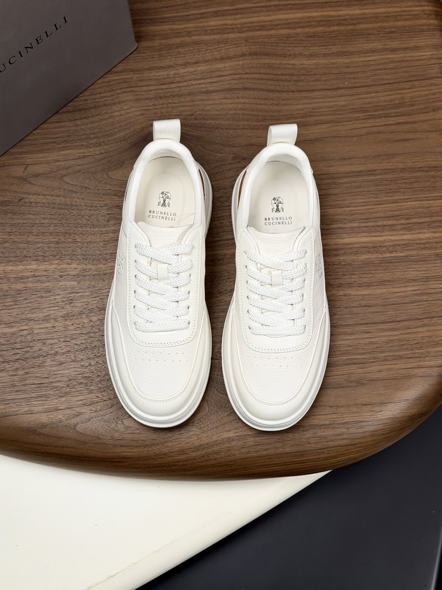 NO:781594,Batch Brunello Cucinelli 7301 series thick-soled casual shoes｜Italian texture, light trend debut!  The upper is made of first-layer cowhide and fine suede leather, which has both flexible texture and breathable properties. It fits the feet without getting sweaty when walking. The classic sneaker silhouette is integrated into the 5cm thick sole design, and the lightweight foam material creates a cloud-like foot feel. It makes you taller and slimmer while not tiring after long-term wear. The basic model uses pure white and white gray to interpret minimalist aesthetics, and the shoe body is embossed with low-key textures. Gray coffee and  The gray and white color scheme brings a retro atmosphere, with contrasting stitching and distinct layers. The all-white version is embellished with graphic logos and triangle logos, making it suitable for commuting, dating and other scenarios. Whether paired with suit pants to create a relaxed commuting style, or paired with jeans to unlock the street trend, this pair of shoes can be the finishing touch of the style, allowing you to find the perfect balance between comfort and style. Complete package!  Size 39-40-41-42-43-44 Standard leather shoe size (38/45 can be customized but does not support returns) Item No. 7301-3 Pattern logo, brunello cucinelli, jeans, business suit, cowhide19860909批 Brunello Cucinelli 7301系列厚底休闲鞋｜意式质感,轻潮登场! 甄选头层牛皮与细腻反绒皮拼接鞋面,兼具柔韧质感与透气属性,行走间贴合脚面不闷汗.经典板鞋轮廓融入5cm厚底设计,轻量发泡材质打造云端脚感,增高显瘦的同时,久穿不累.基础款以纯白与白灰双色诠释极简美学,鞋身压印低调纹理.灰咖与灰白配色自带复古氛围,撞色拼接层次分明.全白版本则以图案标与三角标点缀,适配通勤、约会等多场景.无论是搭配西装裤打造松弛感通勤风,还是配牛仔裤解锁街头潮流,这双鞋都能成为造型点睛之笔,让你在舒适与格调间找到完美平衡.全套包装！ 尺码39-40-41-42-43-44 标准皮鞋码（38/45可定做但不支持退换） 货号7301-3 图案标,,brunello cucinelli,jeans,business suit,cowhide,Men's shoes