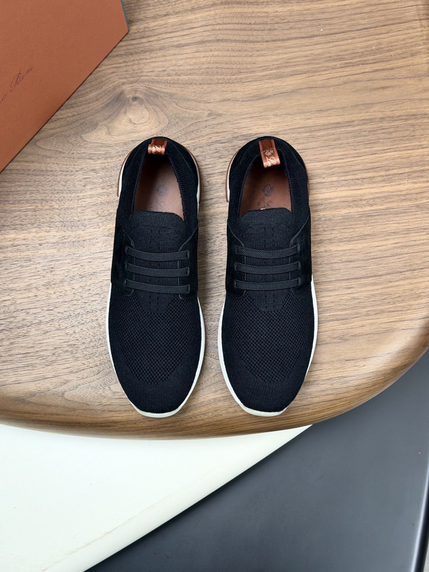 NO:781601,Batch Loro Piana/nuoyoupiana 360LP Flexy Walk men's sports shoes!  New arrivals in spring. The upper of this sneaker is made of Wish knitted wool with specialized craftsmanship. It is light and comfortable, and is very suitable for leisure and relaxation. The ribbed elastic band is decorated with suede cowhide buckle of the same color. Simple yet elegant, with logo webbing loop decoration on the rear. White outsole with Kummel color sole, printed with Loro piana acronym repeating pattern, delicate calf instep. Exquisite gift box packaging, equipped with gift box bag and cedar ball embellishment.  Multiple colors are available to easily meet different outfit needs!  Size 39-40-41-42-43-44 Leather shoe size (45.46 can be customized) Item number FAI1650,,loro piana,loro piana,sneakers,cowhide19860909批 Loro Piana/诺悠翩雅 360LP Flexy Walk 男士运动鞋 ！ 春季新款出货 这款运动鞋鞋面采用Wish针织羊毛以专门工艺制成,轻盈舒适,非常适合休闲放松时穿着.罗纹松紧带鞋口搭配同色反绒牛皮扣带装饰 简约不失优雅,后置logo织带环带装饰 白色鞋外底,配Kummel色鞋底,印有Loro piana首字母缩写重复图案,细腻小牛垫脚 精美礼盒包装,配有礼盒袋以及雪松球点缀 多色可选,轻松满足不同穿搭需求！ 尺码39-40-41-42-43-44皮鞋尺码（可定制45.46） 货号FAI1650,,loro piana,loro piana,sneakers,cowhide,Men's shoes