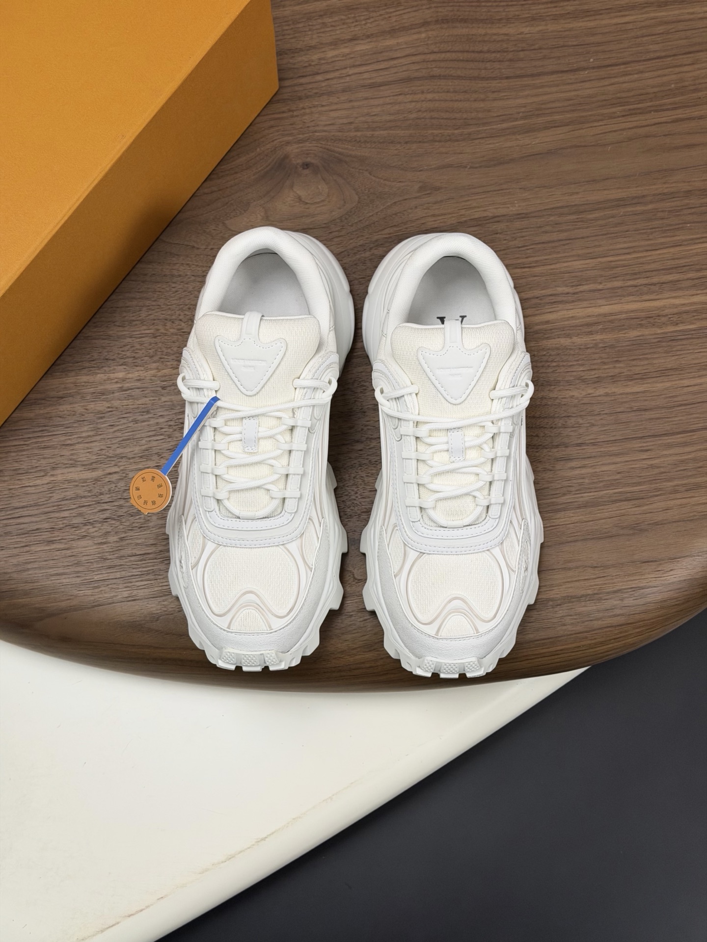 NO:783600,[Louis Vuitton] Louis Vuitton - high-end quality original single casual sports shoes - upper Nappa calfskin, brand mesh canvas, injection molded brand totem plastic module, tongue. Air pressure LOGO - lining brand canvas - outsole original TPU foam. TR rubber; combined molded two-color outsole - ultra-high quality control, fine workmanship highlighted (high-end, luxury, grade) -Size  39-44 (38,45, can be customized),,louis vuitton,louis vuitton,sneakers,cowhide19860909【Louis Vuitton】路易威登 -高端品质 原单·休闲运动鞋 -鞋面纳帕小牛皮、品牌网帆布、注塑品牌图腾塑胶模块、鞋舌.空压LOGO -内里品牌帆布 -大底原版TPU发泡.TR橡胶；组合成型双色大底 -超高品控·做工精细凸显(高端·贵气·档次) -Size 39-44（38,45,可订做),,louis vuitton,louis vuitton,sneakers,cowhide,Men's shoes