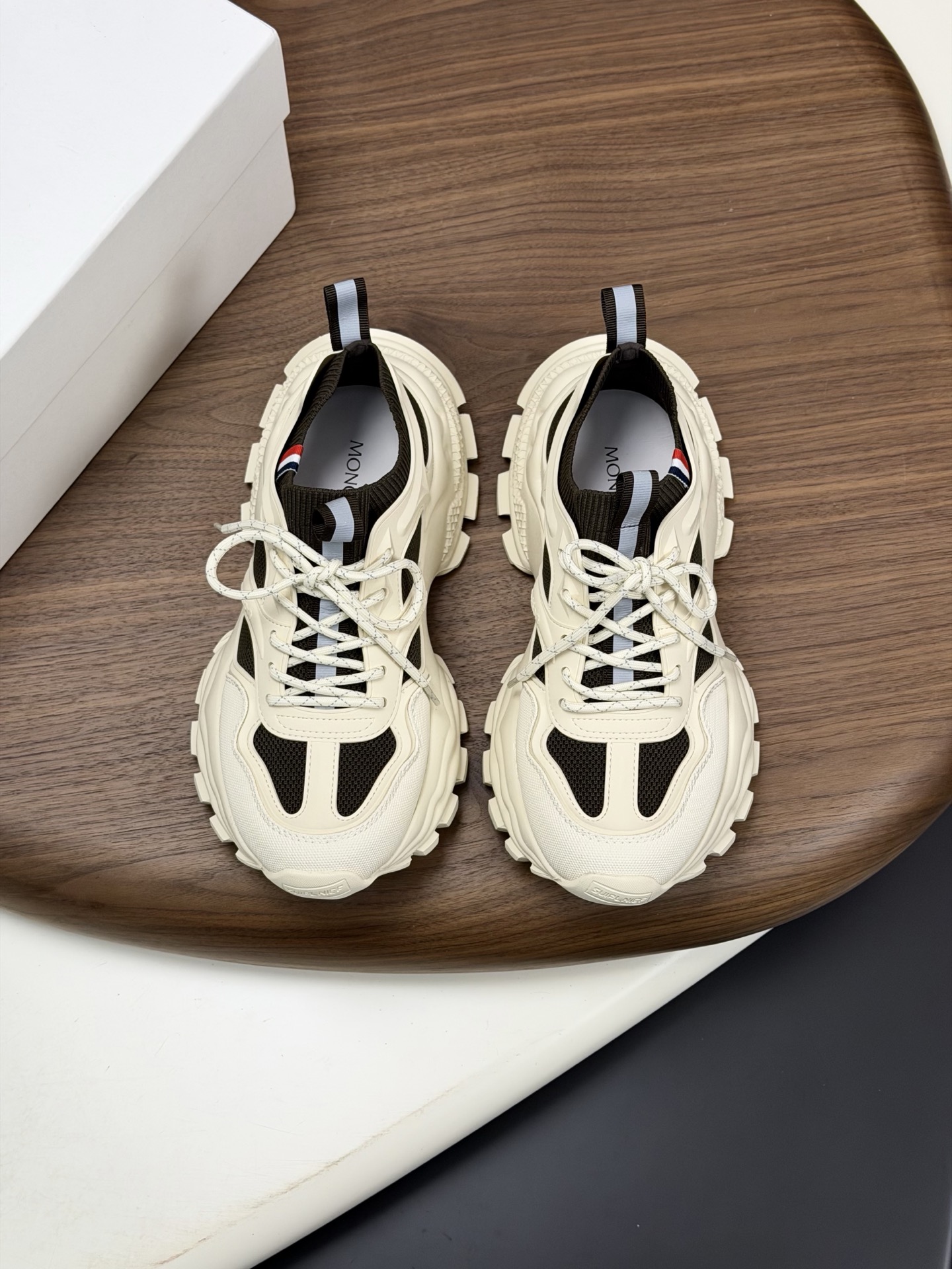 NO:783374,Moncler thick-soled dad shoes have a wavy outsole + mesh splicing design, focusing on heightening and trendy wear!  Size 39-44 (38 45 customized),,Moncler19860909Moncler盟可睐 厚底老爹鞋 波浪形大底+网面拼接设计,主打增高和潮流穿搭！ 尺码39-44（38 45定做）,,Moncler,Men's shoes