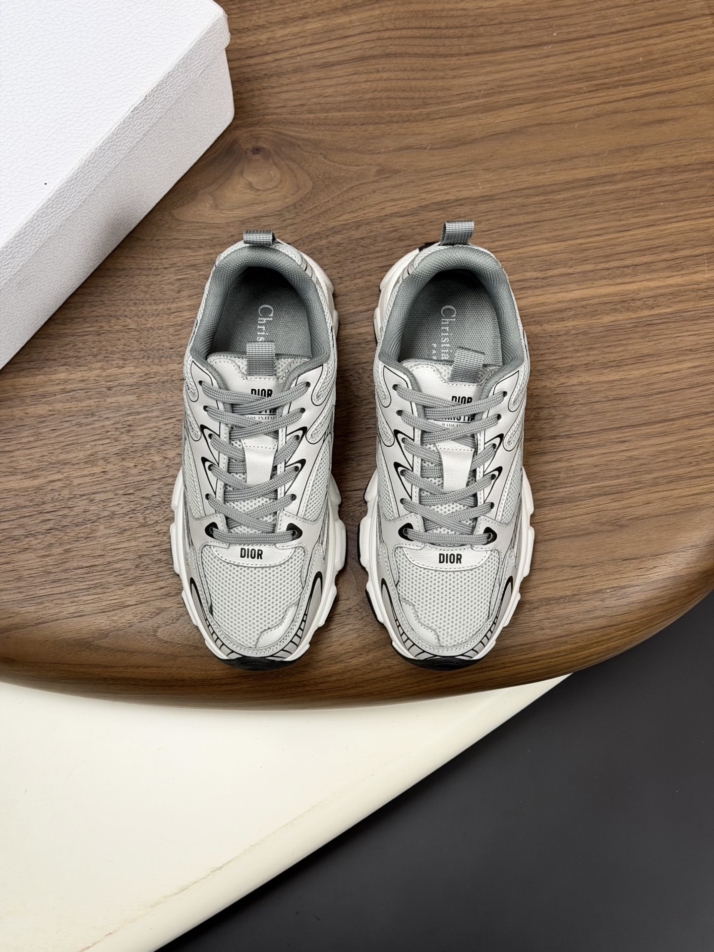 NO:783382,Dior/Dior couples' sports shoes are shipped. These low-top sports shoes are carefully made of multi-color mesh fabrics and leather and reflective line-coated fabrics. They are decorated with brand logos in many places and are equipped with lightweight rubber soles. The iconic five-star pattern on the heel enhances the style. The heel is equipped with a webbing pull tab to create an ideal and comfortable wearing experience. It can be matched with various casual styles to highlight a fashionable and modern sports style. The complete set is fully original packaging!  Women’s size 36-37-38-39-40 (35/41 customized, non-returnable) Men’s size 39-40-41-42-43-44 Standard leather shoe size (38/45 customized, non-returnable),, dior, dior, sneakers19860909Dior/迪奥 情侣款运动鞋出货 这款低帮运动鞋采用多色网眼织物和皮革和反光线条涂层面料精心制作,鞋身多处饰以品牌logo标识,搭配轻盈橡胶鞋底,后跟标志性五星图案点缀提升格调,后跟配有织带拉袢,塑造理想的舒适穿着体验.可与各式休闲造型搭配,彰显时尚现代的运动风范.全套原包装齐全 ！ 女码36-37-38-39-40（35/41定做不退换） 男码39-40-41-42-43-44 标准皮鞋码（38/45定做不退换）,,dior,dior,sneakers,Men's shoes