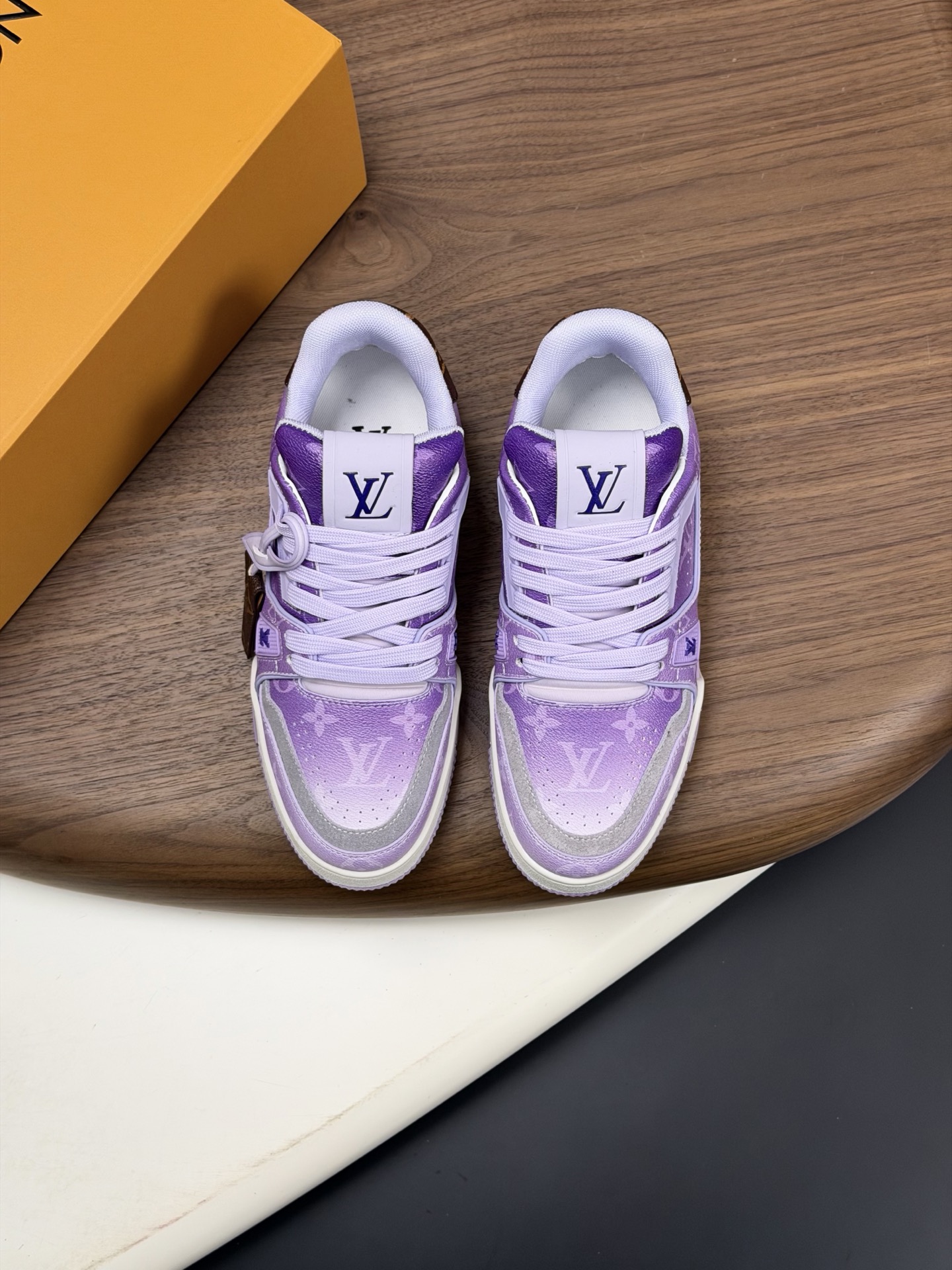 NO:783390,[Louis Vuitton] Louis Vuitton - high-end quality original order casual sports shoes - upper imported nappa calfskin, silver eco-friendly leather, brand high mercerized breathable canvas, shoe body sewn with brand logo totem, tongue and heel; silk screen high frequency brand logo - lining brand canvas - outsole ultra-light TPU. foam; molded outsole - ultra-high quality control, fine workmanship highlighted (high-end, luxury, grade) -Size  38-44 (45, can be customized),,louis vuitton,louis vuitton,sneakers,cowhide19860909【Louis Vuitton】路易威登 -高端品质 原单·休闲运动鞋 -鞋面进口纳帕小牛皮、银色环保皮、品牌高丝光透气帆布、鞋身车缝品牌logo图腾、鞋舌.后跟；丝印高周波品牌Logo -内里品牌帆布 -大底超轻TPU.发泡; 成型大底 -超高品控·做工精细凸显(高端·贵气·档次) -Size 38-44（45,可订做),,louis vuitton,louis vuitton,sneakers,cowhide,Men's shoes