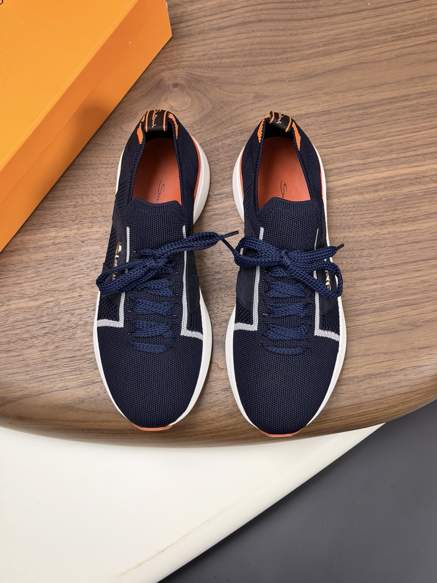 NO:783330,Santoni Santoni's latest men's casual sports shoes. The fabric of this model is made of imported wool fly weave, which is breathable and comfortable. It has a calfskin lining and a cowhide insole. The insole is decorated with a logo and has a flat rubber sole. Very comfortable!  Code number 39-44 (38,45 customized),,sneakers,cowhide19860909Santoni圣东尼最新款男士休闲运动鞋,本款面料选用进口羊毛飞织透气舒适,小牛皮内里,牛皮鞋垫,鞋垫饰有标志、橡胶平底.非常舒适！ 码数39-44（38,45定做）,,sneakers,cowhide,Men's shoes