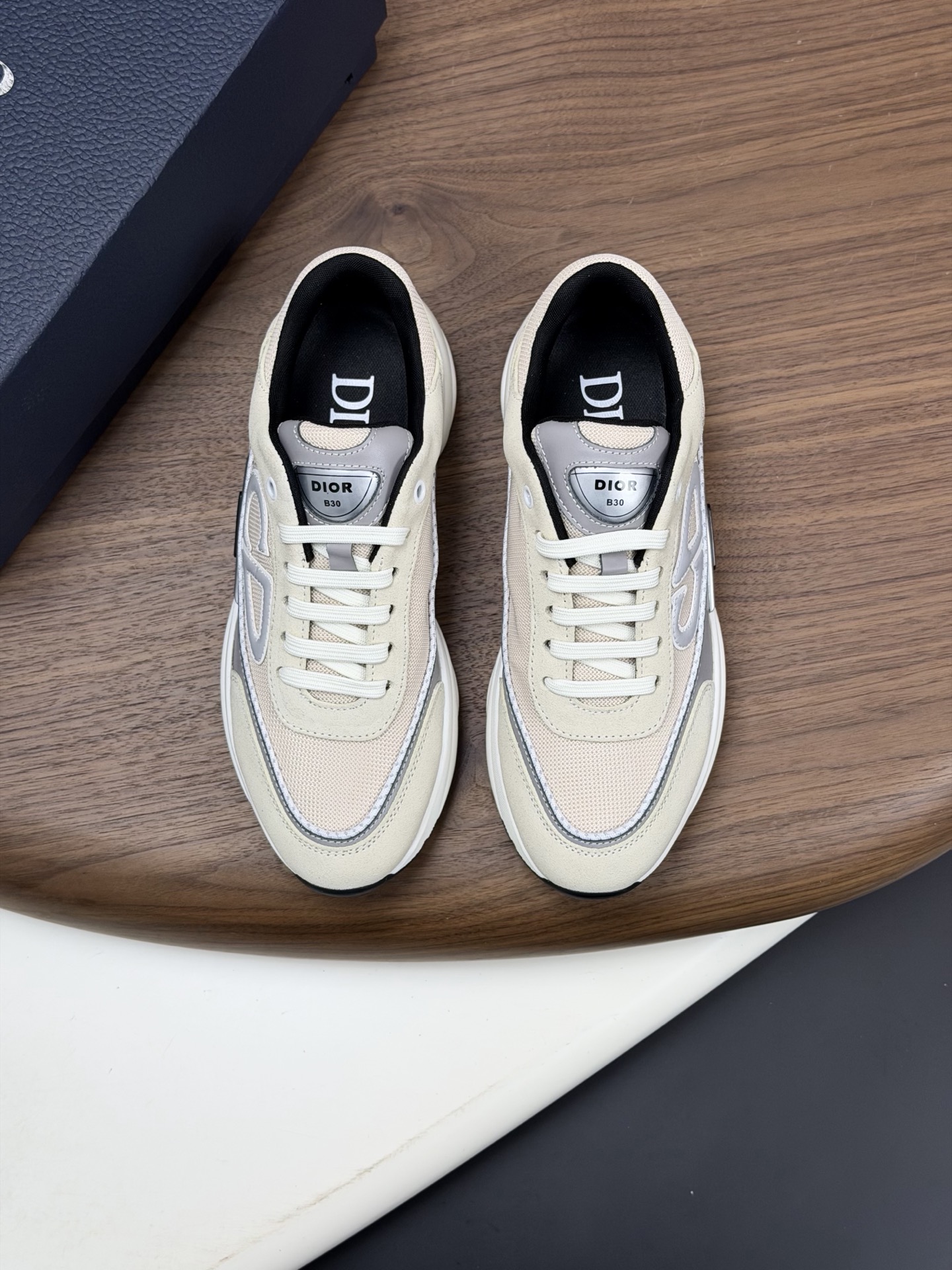 NO:783338,* — Dior. Dior's new casual sneakers define your fashion pace. They boldly use innovative technological fabrics to create a futuristic shoe silhouette. The light and breathable mesh material, combined with a unique coating process, presents a refreshing visual effect, as if it is a fashion item from the future world. Whether it is paired with casual clothes or mixed with formal looks, Dio* D-Sketch  Sports shoes can be easily controlled, injecting a futuristic fashion atmosphere into your overall look. From the street to the show, they are your indispensable fashion tool. The upper is made of high-tech mesh material, which is light and breathable and fits your feet like a second layer of skin, keeping you dry and comfortable even in the hot summer. The delicate mesh structure gives the shoes a unique visual effect and shows a futuristic aesthetic.  Code number 39-44 (38, 45 customized), dior, dior, sneakers19860909* — 迪奥.迪奥新款休闲运动鞋,定义你的时尚步伐 大胆采用创新科技面料,打造出极具未来感的鞋身轮廓.轻盈透气的网眼材质,搭配质感独特的涂层工艺,呈现出令人耳目一新的视觉效果,仿佛来自未来世界的时尚单品. 无论是搭配休闲服饰,还是混搭正装造型,Dio* D-Sketch 运动鞋都能轻松驾驭,为你的整体造型注入一抹未来感十足的时尚气息.从街头到秀场,它都是你不可或缺的潮流利器. 鞋面采用高科技网眼材质,轻盈透气,如同第二层肌肤般贴合双脚,即使在炎炎夏日也能保持干爽舒适.细腻的网眼结构,赋予鞋款独特的视觉效果,尽显未来主义美学. 码数39-44（38、45订做）,,dior,dior,sneakers,Men's shoes