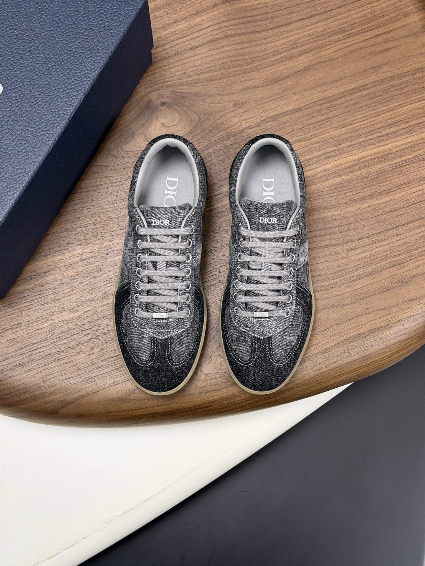 NO:783355,* — Dior. Dior's new casual sneakers define your fashion pace. They boldly use innovative technological fabrics to create a futuristic shoe silhouette. The light and breathable mesh material, combined with a unique coating process, presents a refreshing visual effect, as if it is a fashion item from the future world. Whether it is paired with casual clothes or mixed with formal looks, Dio* D-Sketch  Sports shoes can be easily controlled, injecting a futuristic fashion atmosphere into your overall look. From the street to the show, they are your indispensable fashion tool. The upper is made of high-tech mesh material, which is light and breathable and fits your feet like a second layer of skin, keeping you dry and comfortable even in the hot summer. The delicate mesh structure gives the shoes a unique visual effect and shows a futuristic aesthetic.  Code number 39-44 (38, 45 customized), dior, dior, sneakers19860909* — 迪奥.迪奥新款休闲运动鞋,定义你的时尚步伐 大胆采用创新科技面料,打造出极具未来感的鞋身轮廓.轻盈透气的网眼材质,搭配质感独特的涂层工艺,呈现出令人耳目一新的视觉效果,仿佛来自未来世界的时尚单品. 无论是搭配休闲服饰,还是混搭正装造型,Dio* D-Sketch 运动鞋都能轻松驾驭,为你的整体造型注入一抹未来感十足的时尚气息.从街头到秀场,它都是你不可或缺的潮流利器. 鞋面采用高科技网眼材质,轻盈透气,如同第二层肌肤般贴合双脚,即使在炎炎夏日也能保持干爽舒适.细腻的网眼结构,赋予鞋款独特的视觉效果,尽显未来主义美学. 码数39-44（38、45订做）,,dior,dior,sneakers,Men's shoes