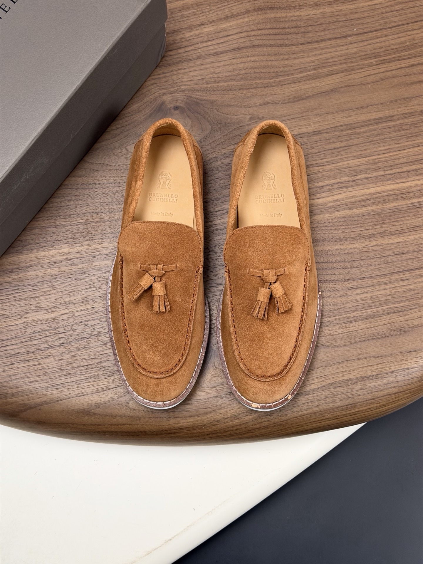 NO:783400,Brunello Cucinelli suede sports shoes, moral training shoes, new men's casual shoes, new styles at the counter!  The perfect interpretation of Italian ingenuity. Selected high-quality suede cowhide, soft and delicate to the touch, highlighting luxurious texture. Classic lace design, simple yet stylish. Dark blue, tan, dark brown, off-white, various colors to suit various styles. Whether you are strolling on the street or traveling for business, it can add a sense of calmness and elegance to you. Integrating comfort and fashion, this is not only a pair of shoes, but also a symbol of quality life  .Full calfskin lining, genuine leather feet, comfortable and breathable, classic colors, versatile and stylish!  Size 39-40-41-42-43-44 leather shoe size can be customized 38.45 cannot be returned, brunello cucinelli, sneakers, cowhide19860909Brunello Cucinelli绒面皮运动鞋,德训鞋,男士新款休闲鞋,专柜同步新款！ 意式匠心的完美诠释.精选优质反绒牛皮,触感柔软细腻,彰显奢华质感.经典的系带设计,简约而不失格调.深蓝、棕黄、深棕、米白,多样配色适配各种穿搭风格.无论是漫步街头,还是商务出行,它都能为你增添一份从容与优雅.将舒适与时尚融为一体,这不仅是一双鞋,更是品质生活的象征 .全小牛皮内里,真皮垫脚,上脚舒适透气,经典色调百搭有型！ 尺码39-40-41-42-43-44皮鞋尺码 可定制38.45不能退换,,brunello cucinelli,sneakers,cowhide,Men's shoes