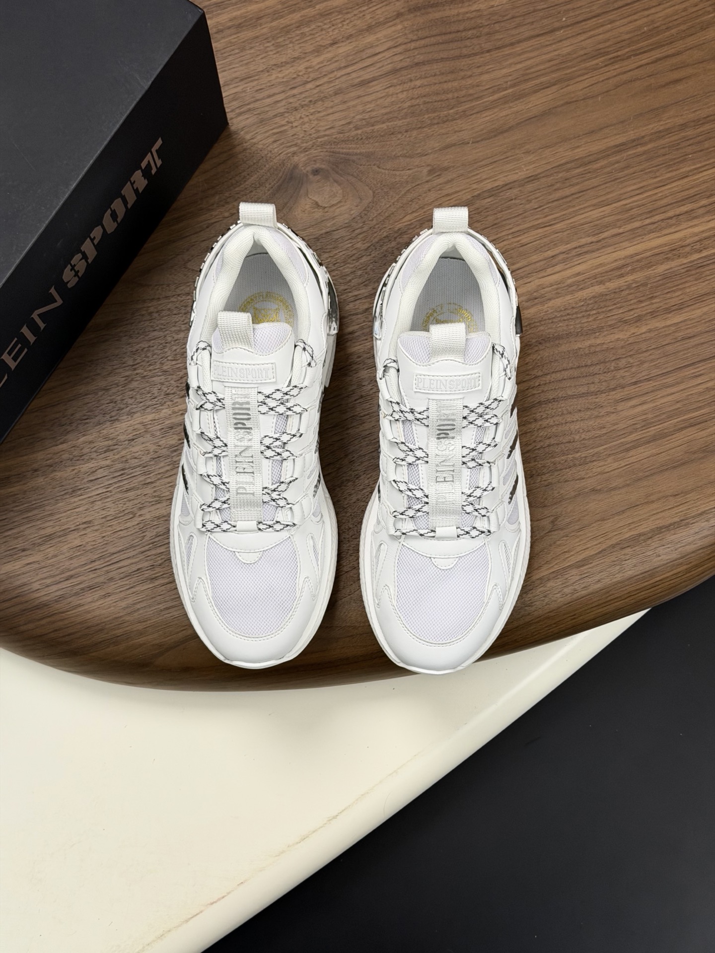 NO:833702,PHILIPP PLEIN, a German trendy men's low-top sports shoe, with cowhide upper with breathable mesh design and breathable cloth lining. Good-looking and easy to match. Ultra-light outsole, comfortable on the feet!  Size39-44 (customized at 38.45),,PHILIPP PLEIN,sneakers,cowhide19860909PHILIPP PLEIN-菲利普普莱茵,德国潮牌男士低帮运动鞋,牛皮鞋面配透气网布设计,透气布内里.好看好搭.超轻大底,脚感舒适！ Size39-44（38.45定做）,,PHILIPP PLEIN,sneakers,cowhide,Men's shoes