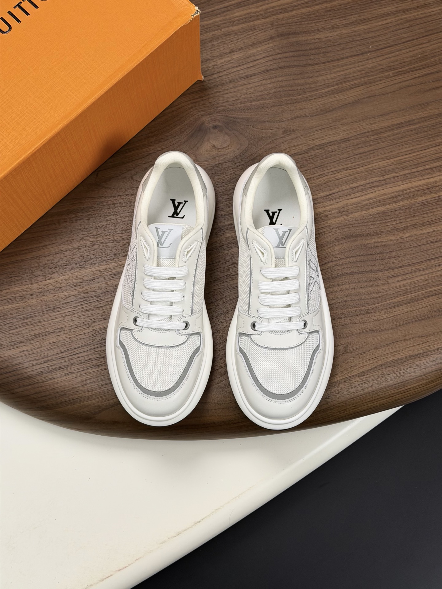 NO:833708,[Louis Vuitton] Louis Vuitton - high-end quality original order casual sports shoes - upper Nappa calfskin, brand high mercerized canvas embroidered brand totem, tongue, brand cloth label, heel. silk screen brand logo - lining brand canvas - outsole ultra-light TPU. rubber foam; two-color molded outsole - ultra-high quality control, fine workmanship highlighted (high-end, luxury, grade) -Size  39-44 (38,45, can be customized)·,,louis vuitton,louis vuitton,sneakers,cowhide19860909【Louis Vuitton】路易威登 -高端品质 原单·休闲运动鞋 -鞋面纳帕小牛皮、品牌高丝光帆布刺绣品牌图腾、鞋舌.品牌布标、后跟.丝印品牌logo -内里品牌帆布 -大底超轻TPU.橡胶发泡; 双色成型大底 -超高品控·做工精细凸显(高端·贵气·档次) -Size 39-44（38,45,可订做)·,,louis vuitton,louis vuitton,sneakers,cowhide,Men's shoes