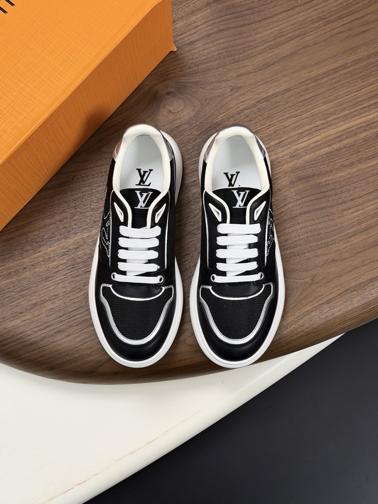 NO:833716,[Louis Vuitton] Louis Vuitton - high-end quality original order casual sports shoes - upper Nappa calfskin, brand high mercerized canvas embroidered brand totem, tongue, brand cloth label, heel. silk screen brand logo - lining brand canvas - outsole ultra-light TPU. rubber foam; two-color molded outsole - ultra-high quality control, fine workmanship highlighted (high-end, luxury, grade) -Size  39-44 (38,45, can be customized)·L0181,,louis vuitton,louis vuitton,sneakers,cowhide19860909【Louis Vuitton】路易威登 -高端品质 原单·休闲运动鞋 -鞋面纳帕小牛皮、品牌高丝光帆布刺绣品牌图腾、鞋舌.品牌布标、后跟.丝印品牌logo -内里品牌帆布 -大底超轻TPU.橡胶发泡; 双色成型大底 -超高品控·做工精细凸显(高端·贵气·档次) -Size 39-44（38,45,可订做)·L0181,,louis vuitton,louis vuitton,sneakers,cowhide,Men's shoes