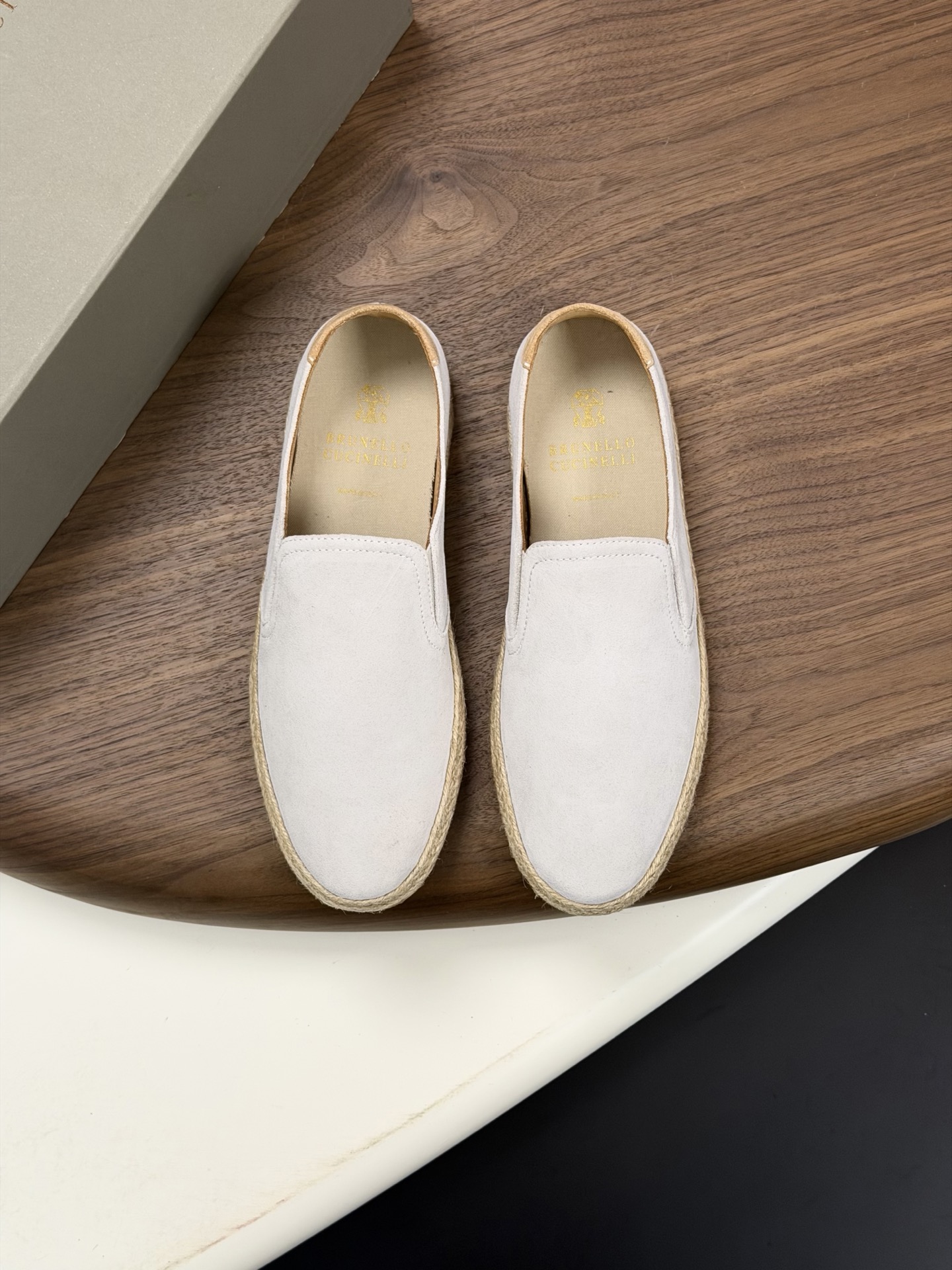 NO:833731,Brunello Cucinelli suede sports shoes, moral training shoes, new men's casual shoes, new styles at the counter!  The perfect interpretation of Italian ingenuity. Selected high-quality suede cowhide, soft and delicate to the touch, highlighting luxurious texture. Classic lace design, simple yet stylish. Dark blue, tan, dark brown, off-white, various colors to suit various styles. Whether you are strolling on the street or traveling for business, it can add a sense of calmness and elegance to you. Integrating comfort and fashion, this is not only a pair of shoes, but also a symbol of quality life  .Full calfskin lining, genuine leather feet, comfortable and breathable, classic colors, versatile and stylish!  Size 39-40-41-42-43-44 leather shoe size can be customized 38.45 cannot be returned, brunello cucinelli, sneakers, cowhide19860909Brunello Cucinelli绒面皮运动鞋,德训鞋,男士新款休闲鞋,专柜同步新款！ 意式匠心的完美诠释.精选优质反绒牛皮,触感柔软细腻,彰显奢华质感.经典的系带设计,简约而不失格调.深蓝、棕黄、深棕、米白,多样配色适配各种穿搭风格.无论是漫步街头,还是商务出行,它都能为你增添一份从容与优雅.将舒适与时尚融为一体,这不仅是一双鞋,更是品质生活的象征 .全小牛皮内里,真皮垫脚,上脚舒适透气,经典色调百搭有型！ 尺码39-40-41-42-43-44皮鞋尺码 可定制38.45不能退换,,brunello cucinelli,sneakers,cowhide,Men's shoes