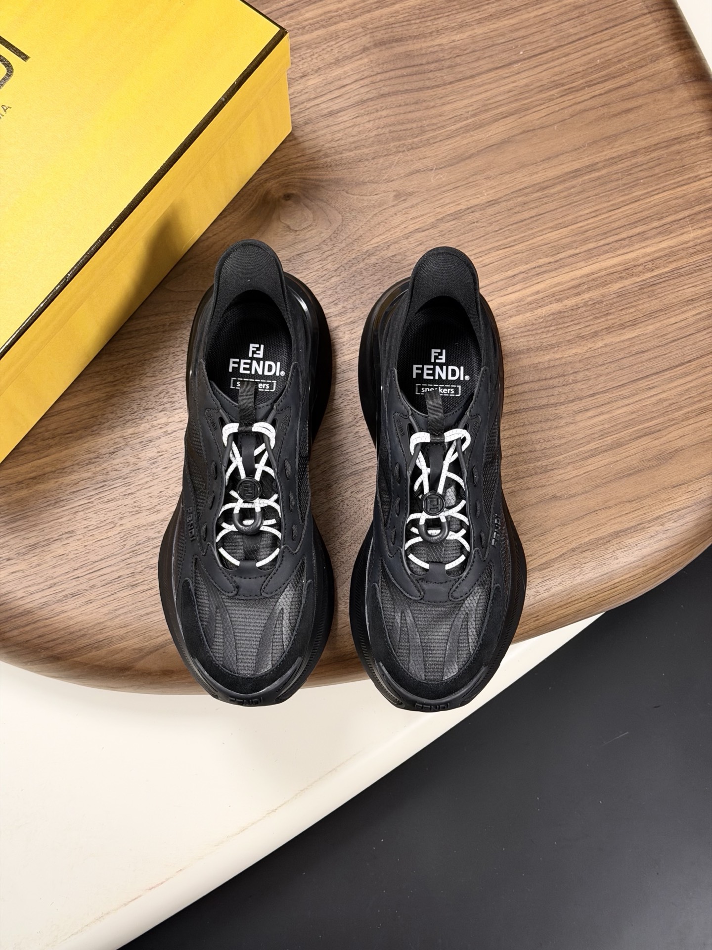 NO:853723,Out Men's and women's couple models 36-44 35, 45 custom-made FENDI Fendi's latest F-Light series thick-soled casual sports shoes running shoes elastic lace low-top sports shoes. Made of black leather and mesh. Tonal corrugated shoe tops. Black mountaineering laces and emergency stop fasteners decorated with customized FF patterns. Decorated with three-dimensional rubber logo appliqués on one side. Tonal ultra-light rubber thick soles with embossed F patterns on the edges.  Original fabric, custom-made imported fabric + cowhide, imported breathable mesh lining, original molded foam sole + TPU material, bottom thickness 5.5CM, fendi, fendi, sneakers, cowhide19860909出 男女情侣款36-44 35、45定做FENDI芬迪 最新F-Light系列 厚底 休闲 运动鞋 跑鞋 松紧鞋带低帮运动鞋.黑色皮革和网眼布材质.同色系波状鞋提.黑色登山鞋带和饰有定制FF图案的急停扣件.一侧饰有三维橡胶标志贴花.同色系超轻橡胶厚鞋底,边缘饰有凸纹F图案 面料原版定制进口织物+牛皮 内里进口透气网里 鞋底原版开模发泡+TPU材质 底厚5.5CM,,fendi,fendi,sneakers,cowhide,Men's shoes