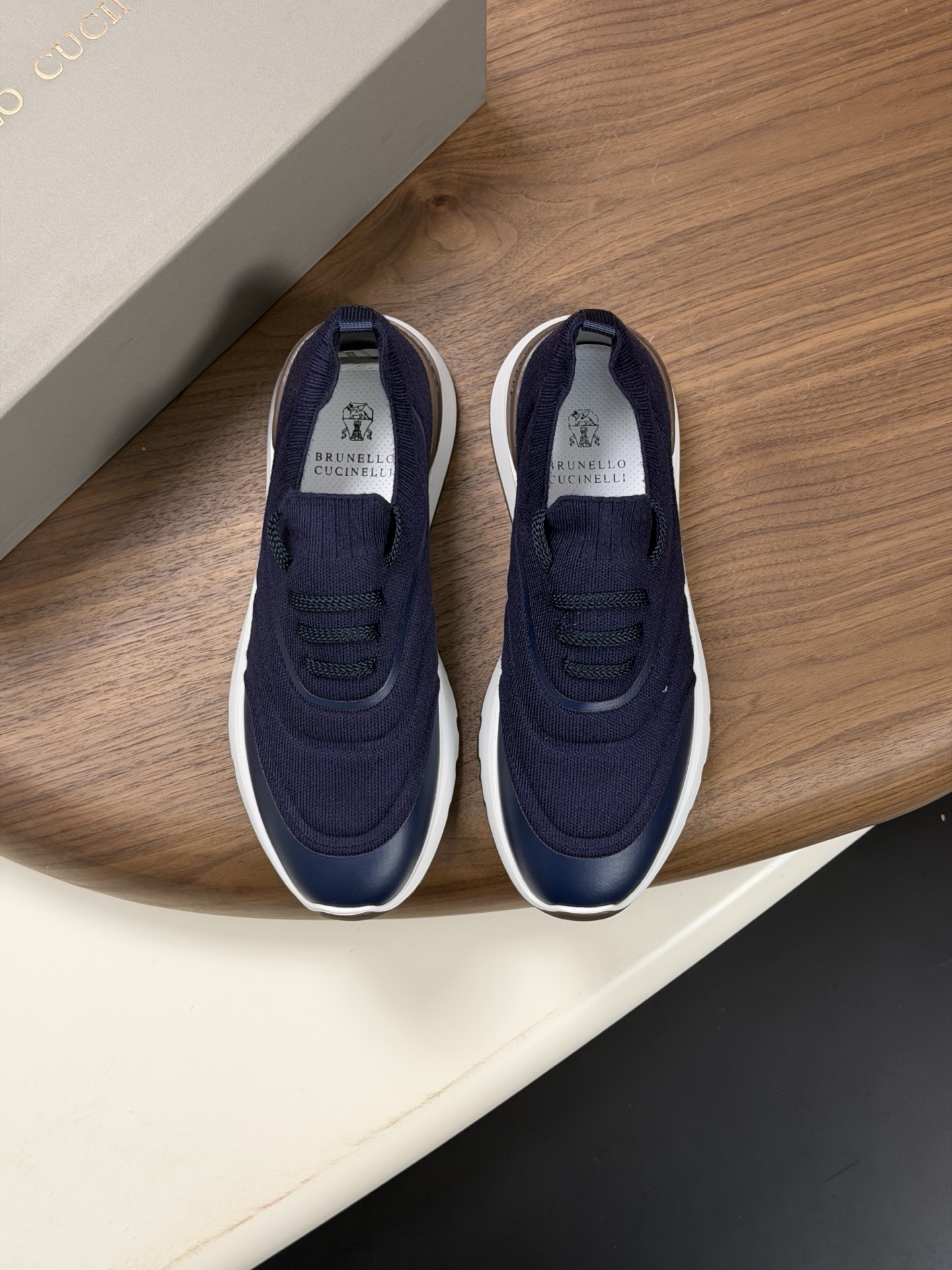 NO:886954,Batch Brunello Cucinelli Men's Suede Leather Paneled Knit Sneakers!  Spring new model Classic suede leather toe wrapping design Light and elastic knitted upper Comfortable fit for the foot Suede leather laces of the same color Patch decoration Classic badge logo tongue Rear webbing strap High elastic elastic collar slip-on style Easy to put on and take off Standard leather feet can be pulled out No shoe lining Light white and yellow contrast stitching sole Standard sports shoe version Tight contours on both sides of the shoe Awesome in kind, a very stylish one  Simple dark color, versatile for the upper and lower body, full package!  Size 39-40-41-42-43-44 leather shoe size (38.45.46 can be customized),, brunello cucinelli, sneakers19860909批 Brunello Cucinelli 男士反绒皮革拼接针织物运动鞋！ 春季新款 经典反绒皮革鞋头包裹设计 轻盈且富有弹性的针织鞋面 舒适贴合脚型 同色系反绒皮革系带 贴装饰 经典徽章标识鞋舌 后置织带提鞋环带 高弹松紧鞋口套穿风格 穿脱方便 可抽出标配真皮垫脚 无鞋衬 轻盈白色黄色撞色拼接鞋底 标准运动鞋版型 鞋子两侧呈现紧致轮廓 实物超赞 非常有型的一款 简朴暗色系 上脚百搭显气质,全套包装！ 尺码39-40-41-42-43-44皮鞋尺码（可定制38.45.46）,,brunello cucinelli,sneakers,Men's shoes