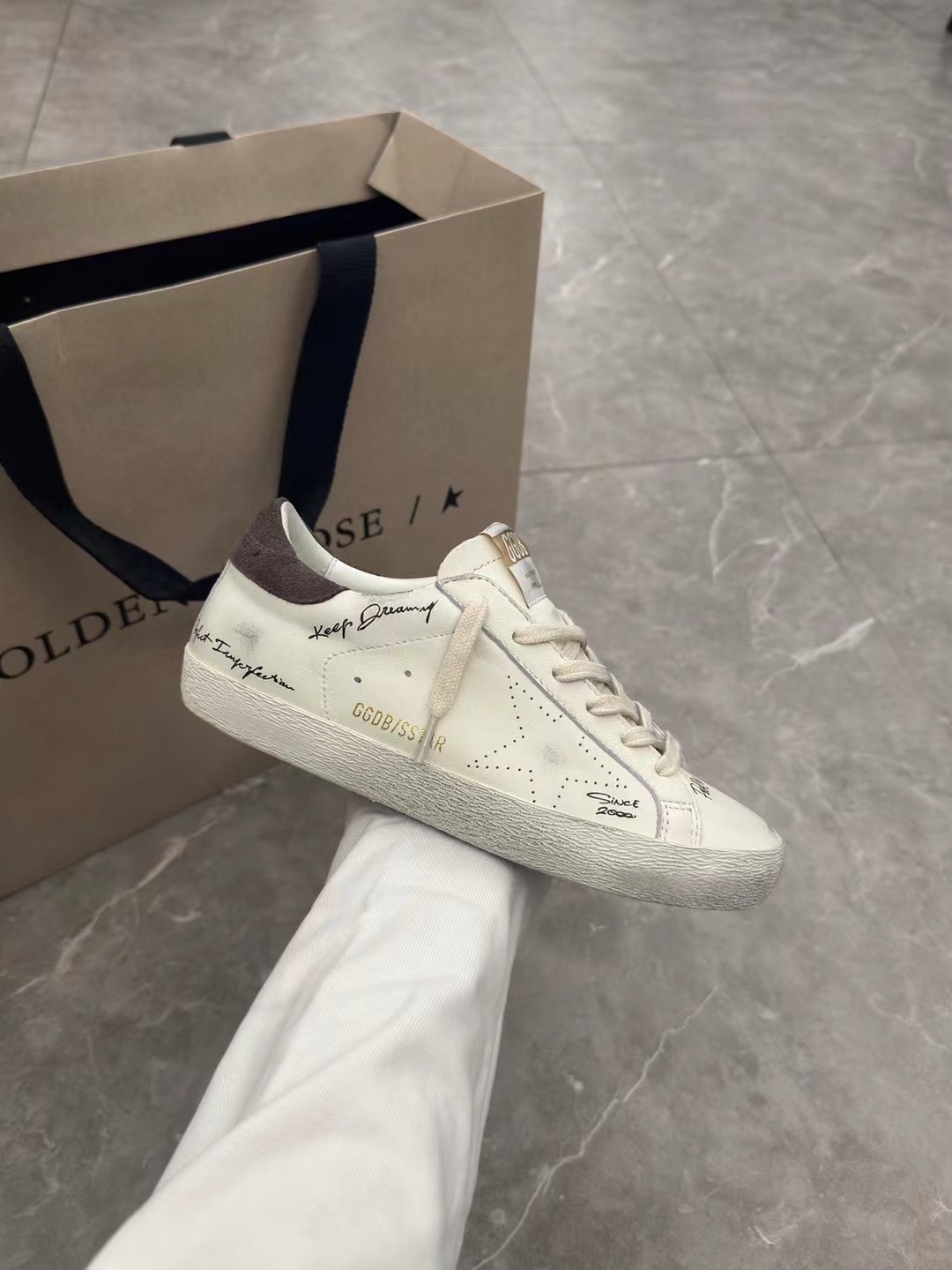 NO:172471,(Long-term production. Order inquiry) 3D printed brown-colored couple model. Original single-niuli high-end version. Don’t disturb the low-end!  2025 new ggdb star small dirty shoes golden goose dirty shoes high-version single shoes for men and women couples Golden Gse Deluxe Brand SUPER$TAR N pair of genuine disassembly version# The best market is not convinced, and it is better than the white shoes. It breaks the traditional aesthetics and the small dirty shoes have done it!  Celebrity private server demonstration is so versatile!  No need to worry about washing shoes anymore!  The upper is original matte cowhide (the essence of old making) Customized towel material   Italian cowhide, exclusive open mold latex pad cowhide insole, original replica open molding and pressing code. GGDB letter punching. The 3.5cm height-enhancing insole can be taken out. The old craftsman polished by hand, even the soles are unruly dirty, with a combination of edges and a high standard shipment!  Women's Size: 35-40. Men's Size 40-46 (Men's Size 10. Men's Size only adjust the upper and lower sizes) 34 Women 41 45 46 Custom-made without return and exchange Packaging: Full upgrade of new packaging. Cards, tags, cloth bags, casual shoes/sports shoes, sneakers, cowhide, gold19860909（长期做货.订单询价） 3D打印咖色尾情侣款.原单牛里高版本.低端勿扰！ 2025新款 ggdb star 小脏鞋黄金鹅脏脏鞋高版本男女情侣款单鞋Golden Gse Deluxe Brand SUPER$TAR N双正品拆解打版# 市场最优不服来比 # 火红程度比小白鞋还要早,打破传统审美,小脏鞋做到了！明星私服上脚示范 就是这么百搭 ！再也不用担心洗鞋的问题啦！ 鞋面原版磨砂牛皮（做旧精髓所在） 内里定制毛巾料 意大利牛皮, 独家开模乳胶垫牛皮鞋垫,鞋垫原版复刻开模压码. GGDB字母冲孔. 3.5cm内增高鞋垫可以拿出来 老工匠手工打磨,就连鞋底也是不羁的脏,包边组合大底,高标准出货！ 女码:35-40. 男码40-46（男码10. 男码只调上下码） 34 女 41 45 46 可定做不退换 包装:全线升级新包装. 卡片,吊牌,布袋,休闲鞋/运动鞋,sneakers,cowhide,gold,Women's Shoes