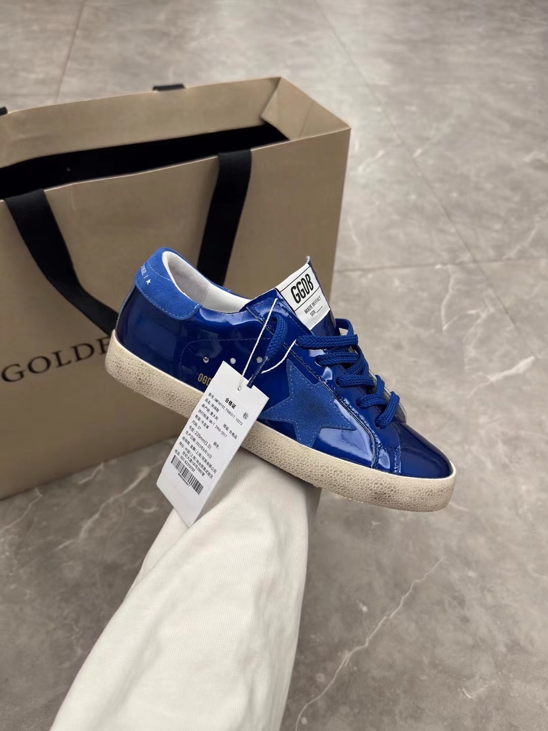 NO:172492,(Long-term goods. Order inquiry) Blue patent leather couple model. Original single Niuli high-end version. Don’t disturb the low-end!  2025 new ggdb star small dirty shoes golden goose dirty shoes high-version single shoes for men and women couples Golden Gse Deluxe Brand SUPER$TAR N pair of genuine disassembly version# The best market is not convinced, and it is better than the white shoes. It breaks the traditional aesthetics and the small dirty shoes have done it!  Celebrity private server demonstration is so versatile!  No need to worry about washing shoes anymore!  The upper is original matte cowhide (the essence of old making) Customized towel material   Italian cowhide, exclusive open mold latex pad cowhide insole, original replica open molding and pressing code. GGDB letter punching. The 3.5cm height-enhancing insole can be taken out. The old craftsman polished by hand, even the soles are unruly dirty, with a combination of edges and a high standard shipment!  Women's Size: 35-40. Men's Size 40-46 (Men's Size 10. Men's Size only adjust the upper and lower sizes) 34 Women 41 45 46 Custom-made without return and exchange Packaging: Full upgrade of new packaging. Cards, tags, cloth bags, casual shoes/sports shoes, sneakers, cowhide, gold19860909（长期做货.订单询价） 蓝色漆皮情侣款.原单牛里高版本.低端勿扰！ 2025新款 ggdb star 小脏鞋黄金鹅脏脏鞋高版本男女情侣款单鞋Golden Gse Deluxe Brand SUPER$TAR N双正品拆解打版# 市场最优不服来比 # 火红程度比小白鞋还要早,打破传统审美,小脏鞋做到了！明星私服上脚示范 就是这么百搭 ！再也不用担心洗鞋的问题啦！ 鞋面原版磨砂牛皮（做旧精髓所在） 内里定制毛巾料 意大利牛皮, 独家开模乳胶垫牛皮鞋垫,鞋垫原版复刻开模压码. GGDB字母冲孔. 3.5cm内增高鞋垫可以拿出来 老工匠手工打磨,就连鞋底也是不羁的脏,包边组合大底,高标准出货！ 女码:35-40. 男码40-46（男码10. 男码只调上下码） 34 女 41 45 46 可定做不退换 包装:全线升级新包装. 卡片,吊牌,布袋,休闲鞋/运动鞋,sneakers,cowhide,gold,Women's Shoes