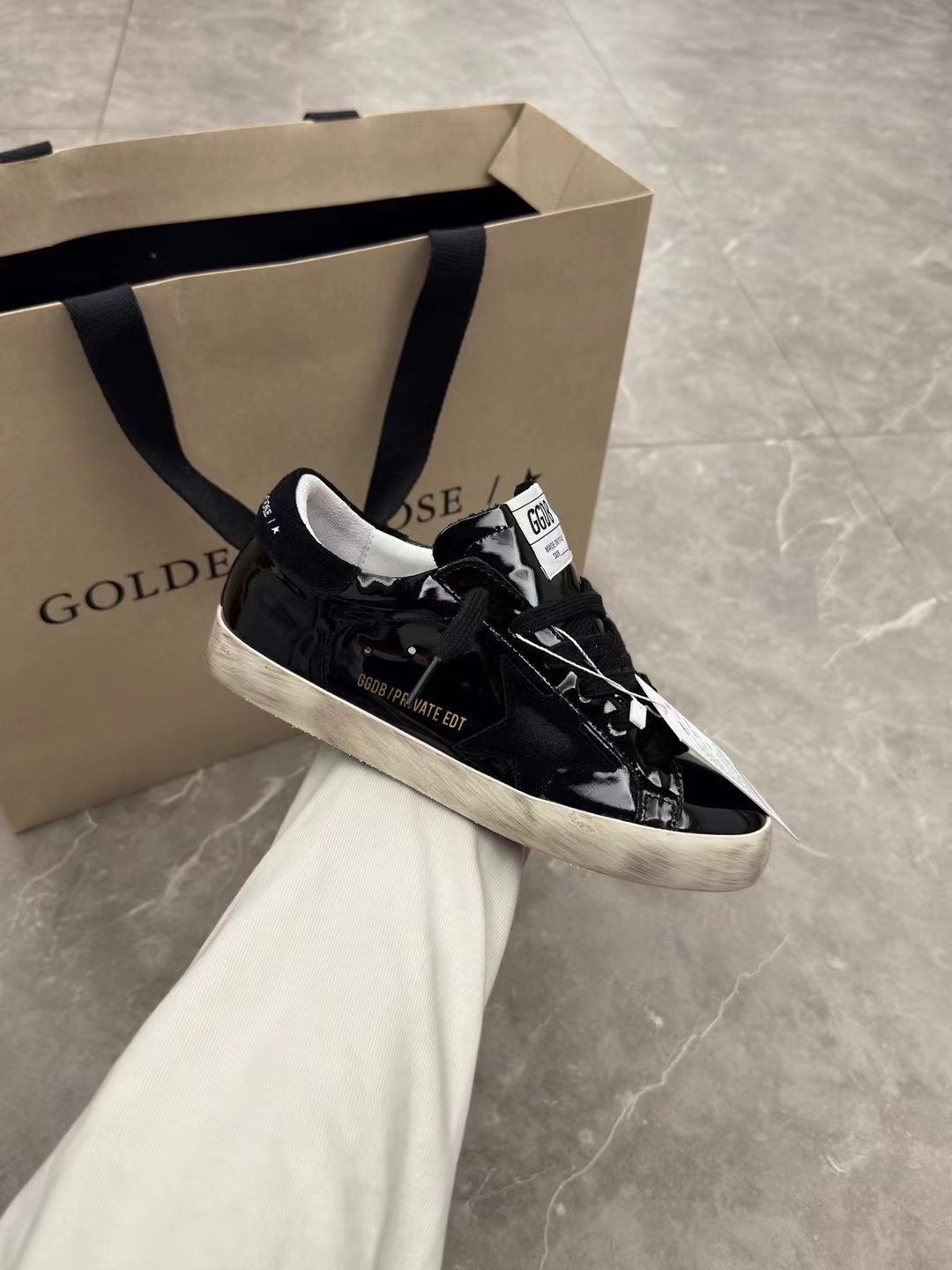 NO:172488,(Long-term goods. Order inquiry) Black patent leather couple model. Original single Niuli high-end version. Don’t disturb the low-end!  2025 new ggdb star small dirty shoes golden goose dirty shoes high-version single shoes for men and women couples Golden Gse Deluxe Brand SUPER$TAR N pair of genuine disassembly version# The best market is not convinced, and it is better than the white shoes. It breaks the traditional aesthetics and the small dirty shoes have done it!  Celebrity private server demonstration is so versatile!  No need to worry about washing shoes anymore!  The upper is original matte cowhide (the essence of old making) Customized towel material   Italian cowhide, exclusive open mold latex pad cowhide insole, original replica open molding and pressing code. GGDB letter punching. The 3.5cm height-enhancing insole can be taken out. The old craftsman polished by hand, even the soles are unruly dirty, with a combination of edges and a high standard shipment!  Women's Size: 35-40. Men's Size 40-46 (Men's Size 10. Men's Size only adjust the upper and lower sizes) 34 Women 41 45 46 Custom-made without return and exchange Packaging: Full upgrade of new packaging. Cards, tags, cloth bags, casual shoes/sports shoes, sneakers, cowhide, gold19860909（长期做货.订单询价） 黑色漆皮情侣款.原单牛里高版本.低端勿扰！ 2025新款 ggdb star 小脏鞋黄金鹅脏脏鞋高版本男女情侣款单鞋Golden Gse Deluxe Brand SUPER$TAR N双正品拆解打版# 市场最优不服来比 # 火红程度比小白鞋还要早,打破传统审美,小脏鞋做到了！明星私服上脚示范 就是这么百搭 ！再也不用担心洗鞋的问题啦！ 鞋面原版磨砂牛皮（做旧精髓所在） 内里定制毛巾料 意大利牛皮, 独家开模乳胶垫牛皮鞋垫,鞋垫原版复刻开模压码. GGDB字母冲孔. 3.5cm内增高鞋垫可以拿出来 老工匠手工打磨,就连鞋底也是不羁的脏,包边组合大底,高标准出货！ 女码:35-40. 男码40-46（男码10. 男码只调上下码） 34 女 41 45 46 可定做不退换 包装:全线升级新包装. 卡片,吊牌,布袋,休闲鞋/运动鞋,sneakers,cowhide,gold,Women's Shoes