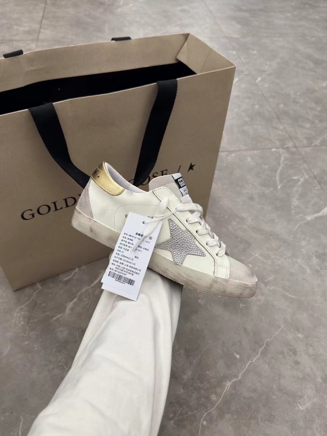 NO:172493,(Long-term goods. Order inquiry) Goldtail Diamond Star Couple Model. Original single replica high version. Low-end do not disturb ggdb star small dirty shoes high version men and women couple model 2025 new single shoes Golden Gse Deluxe Brand SUPER$TAR N pair of genuine disassembly version# The best market is not convinced, and the hotter one is earlier than the white shoes. It breaks the traditional aesthetics and the small dirty shoes have done it!  Celebrity private server demonstration is so versatile!  No need to worry about washing shoes anymore!  The original matte cowhide leather on the upper (the essence of old making) Customized towel material   Italian cowhide leather inside, exclusive mold latex pad The 3.5cm height-enhancing insole can be taken out. The old craftsman polished it by hand, and even the soles are unruly dirty. The edge-packing combination soles are shipped at high standards!  Women's size: 35-40. Men's size 40-46 (men's size 10. Men's size only adjusts the upper and lower sizes) 34 41.45 46 Custom-made without return and exchange New packaging: Full line upgrade new packaging. Cards, tags, cloth bags, casual shoes/sports shoes, sneakers, cowhide19860909（长期做货.订单询价） 金尾钻星情侣款. 原单复刻高版本.低端勿扰 ggdb star小脏鞋高版本男女情侣款2025新款单鞋Golden Gse Deluxe Brand SUPER$TAR N双正品拆解打版# 市场最优不服来比 # 火红程度比小白鞋还要早,打破传统审美,小脏鞋做到了！明星私服上脚示范 就是这么百搭 ！再也不用担心洗鞋的问题啦！ 鞋面原版磨砂牛皮（做旧精髓所在） 内里定制毛巾料 意大利牛皮, 独家开模乳胶垫 3.5cm内增高鞋垫可以拿出来 老工匠手工打磨,就连鞋底也是不羁的脏,包边组合大底,高标准出货！ 女码:35-40. 男码40-46（男码10. 男码只调上下码） 34 41.45 46 可定做不退换 新包装:全线升级新包装. 卡片,吊牌,布袋,休闲鞋/运动鞋,sneakers,cowhide,Women's Shoes