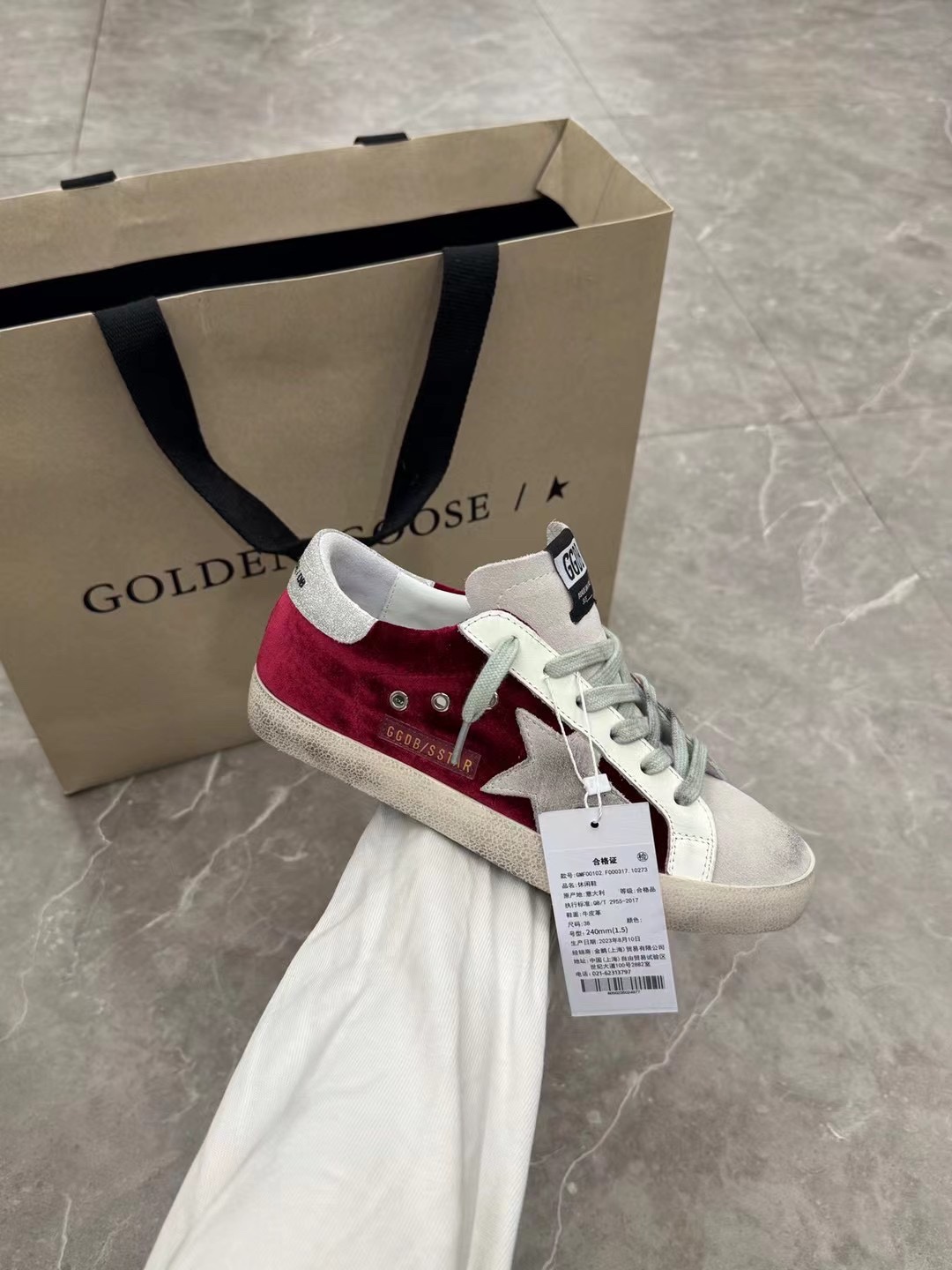 NO:172494,(Long-term goods. Order inquiry) Wine red velvet couple model. Original single niuli high-end version. Don’t disturb the low-end!  2025 new ggdb star small dirty shoes golden goose dirty shoes high-version single shoes for men and women couples Golden Gse Deluxe Brand SUPER$TAR N pair of genuine disassembly version# The best market is not convinced, and it is better than the white shoes. It breaks the traditional aesthetics and the small dirty shoes have done it!  Celebrity private server demonstration is so versatile!  No need to worry about washing shoes anymore!  The upper is original matte cowhide (the essence of old making) Customized towel material   Italian cowhide, exclusive open mold latex pad cowhide insole, original replica open molding and pressing code. GGDB letter punching. The 3.5cm height-enhancing insole can be taken out. The old craftsman polished by hand, even the soles are unruly dirty, with a combination of edges and a high standard shipment!  Women's Size: 35-40. Men's Size 40-46 (Men's Size 10. Men's Size only adjust the upper and lower sizes) 34 Women 41 45 46 Custom-made without return and exchange Packaging: Full upgrade of new packaging. Cards, tags, cloth bags, casual shoes/sports shoes, sneakers, cowhide, gold19860909（长期做货.订单询价） 酒红丝绒情侣款.原单牛里高版本.低端勿扰！ 2025新款 ggdb star 小脏鞋黄金鹅脏脏鞋高版本男女情侣款单鞋Golden Gse Deluxe Brand SUPER$TAR N双正品拆解打版# 市场最优不服来比 # 火红程度比小白鞋还要早,打破传统审美,小脏鞋做到了！明星私服上脚示范 就是这么百搭 ！再也不用担心洗鞋的问题啦！ 鞋面原版磨砂牛皮（做旧精髓所在） 内里定制毛巾料 意大利牛皮, 独家开模乳胶垫牛皮鞋垫,鞋垫原版复刻开模压码. GGDB字母冲孔. 3.5cm内增高鞋垫可以拿出来 老工匠手工打磨,就连鞋底也是不羁的脏,包边组合大底,高标准出货！ 女码:35-40. 男码40-46（男码10. 男码只调上下码） 34 女 41 45 46 可定做不退换 包装:全线升级新包装. 卡片,吊牌,布袋,休闲鞋/运动鞋,sneakers,cowhide,gold,Women's Shoes