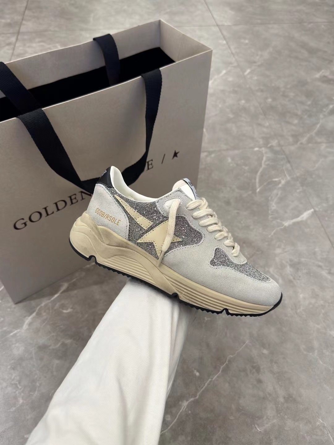 NO:171644,(Long-term goods. Order inquiry) Diamond sneakers, couples' top-level purchasing high-end version. Low-end, don't disturb the 2025 new GGDB RSOLE sneakers!  Xiaohongshu's popular GGDB/ Running Sole white mesh sports and casual shoes!  The flagship store bought the round version as soon as possible, and the details are not the release version, the exclusive quality is the original reproduction. Don’t get involved in the slag version. The original version is customized with the large-solar version!  A very easy-to-wear sneaker!  Both mesh and beige leather are customized!  The original color of the inner li!  Female: 35-41. Male 40-46 (male expensive 10.45. 46 custom-made, no return or exchange) The counter is upgraded simultaneously. New packaging. Original box. Graffiti white cloth bag, card, certificate. Tag, scan code to verify the official website, handbag 5 notes. Also equipped with color: black, white, brown, leopard print, diamond style, casual shoes/sports shoes, sneakers19860909（长期做货.订单询价） 钻款运动鞋情侣款顶级代购高版本.低端勿扰 2025新款GGDB RSOLE 运动鞋！ 小红书爆款GGDB/ Running Sole 白色网眼运动休闲鞋！ 旗舰店第一时间上就买了圆版 , 爆拆细节对版 不是放货版 独家品质 原版复刻. 渣渣版别来沾边 .大底原版开模定制！非常好穿的一款运动鞋！ 网布和米色皮都是定制的 ！内里原版色牛里！ 女: 35-41.男40-46（男贵10.45. 46定做不退换） 专柜同步升级新包装. 原版盒.涂鸦白布袋,卡片,证书. 吊牌,扫码官网验证,手提袋5备注另外配 颜色: 黑色,白色,棕色,豹纹,钻款,休闲鞋/运动鞋,sneakers,Women's Shoes