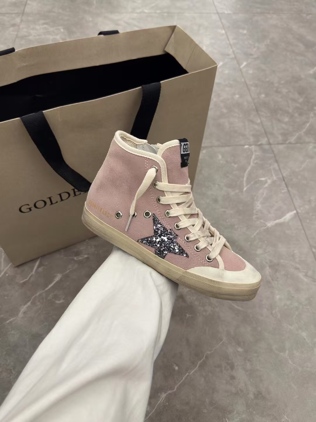 NO:172358,(Long-term goods. Order inquiry) Pink high-end couple style top-level Niuli high-end version. Don’t disturb the low-end!  Packaging: Upgrade new packaging...Certificate, card, tag, cloth bag, GGDB Slide Golden Goose Small Dirty Shoes Gaobang Golden Gse Deluxe Brand SUPER$TAR N pair of genuine disassembly version# The best market is not acceptable to compare # 2025 new ggdb Gaobang Small Dirty Shoes The popularity is earlier than the white shoes, breaking the traditional aesthetic, the small dirty shoes have done it!  Celebrity private server demonstration is so versatile!  No need to worry about washing shoes anymore!  The original custom cowhide (the essence of the old one) inner towel   cowhide, exclusive mold latex pad, 2cm height-enhancing insole, you can take out!  Insole size stamp!  Old craftsmen polished by hand, even the soles are unruly dirty, women 35-40 men 40-45. Men's size custom 10. Men's size only adjust the upper and lower sizes (women 41 men 45 46 custom 56 not return or exchange), casual shoes/sports shoes, sneakers, cowhide, gold19860909（长期做货.订单询价） 粉色高帮情侣款顶级牛里高版本.低端勿扰！ 包装:升级新包装..证书,卡片,吊牌,布袋, GGDB Slide黄金鹅小脏鞋高邦Golden Gse Deluxe Brand SUPER$TAR N双正品拆解打版# 市场最优不服来比 # 2025新款ggdb高邦小脏鞋 火红程度比小白鞋还要早,打破传统审美,小脏鞋做到了！明星私服上脚示范 就是这么百搭 ！再也不用担心洗鞋的问题啦！ 鞋面原版定制牛皮（做旧精髓所在）内里毛巾 牛皮 里 独家开模乳胶垫 2cm内增高鞋垫可以拿出来哦！鞋垫码数钢印！ 老工匠手工打磨,就连鞋底也是不羁的脏, 女35-40 男40-45. 男码定做10.男码只调上下码（女41 男45 46定做不退换）,休闲鞋/运动鞋,sneakers,cowhide,gold,Women's Shoes